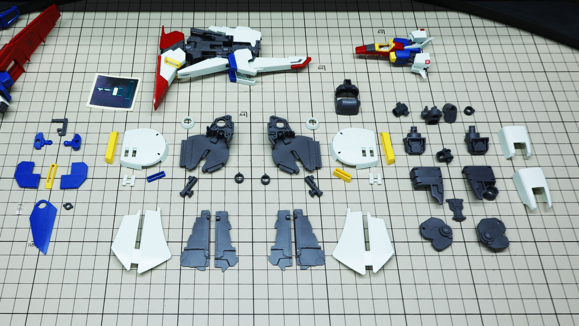 ウイング付きのサイドアーマーもありますが、大腿部だけでこのパーツ数！