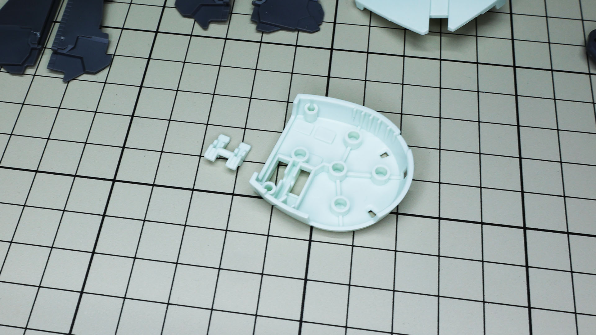 膝下の回転基部に開くハッチがあります