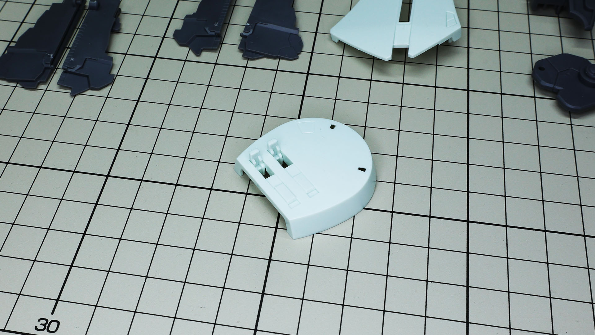 回転基部はベースのメカフレームに回転軸を持つパーツを組み付けます