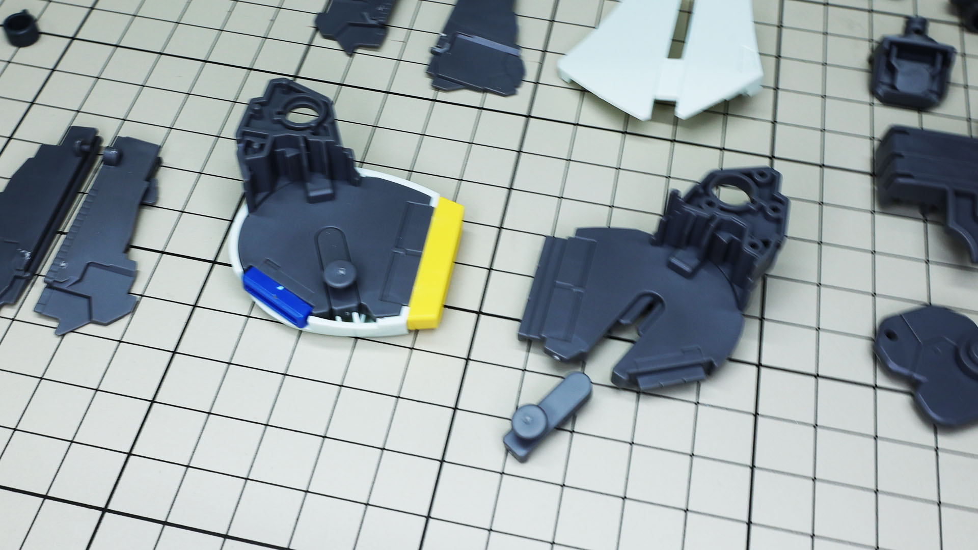 回転基部はベースのメカフレームに回転軸を持つパーツを組み付けます