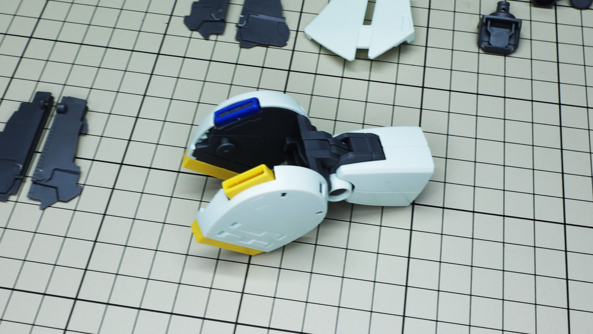 腰部との接続部には間接フレームの上にセンサーを持つカバーが付けられます