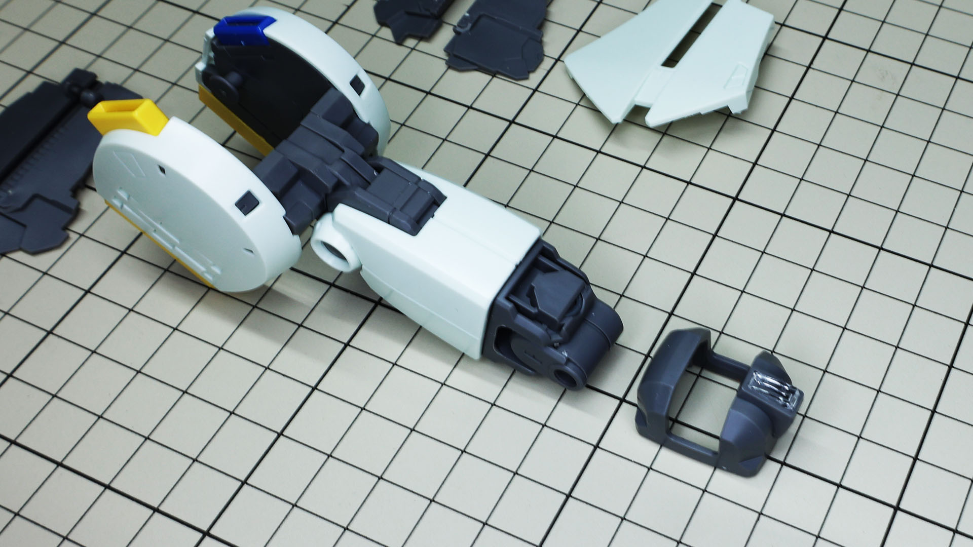 腰部との接続部には間接フレームの上にセンサーを持つカバーが付けられます