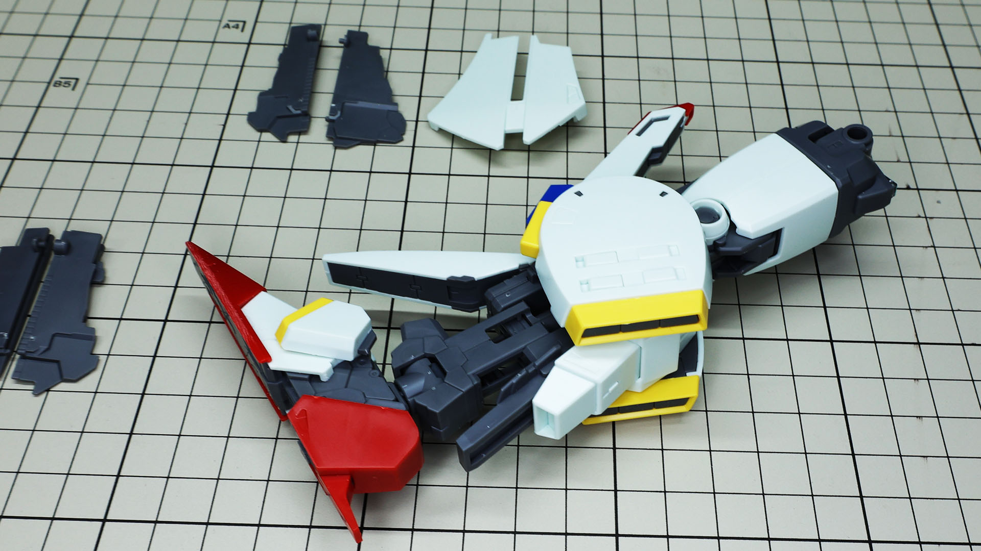 脛横のフラップ状のパーツは裏打ちであり接続部を持つメカフレームを組んで外装に組み付けます