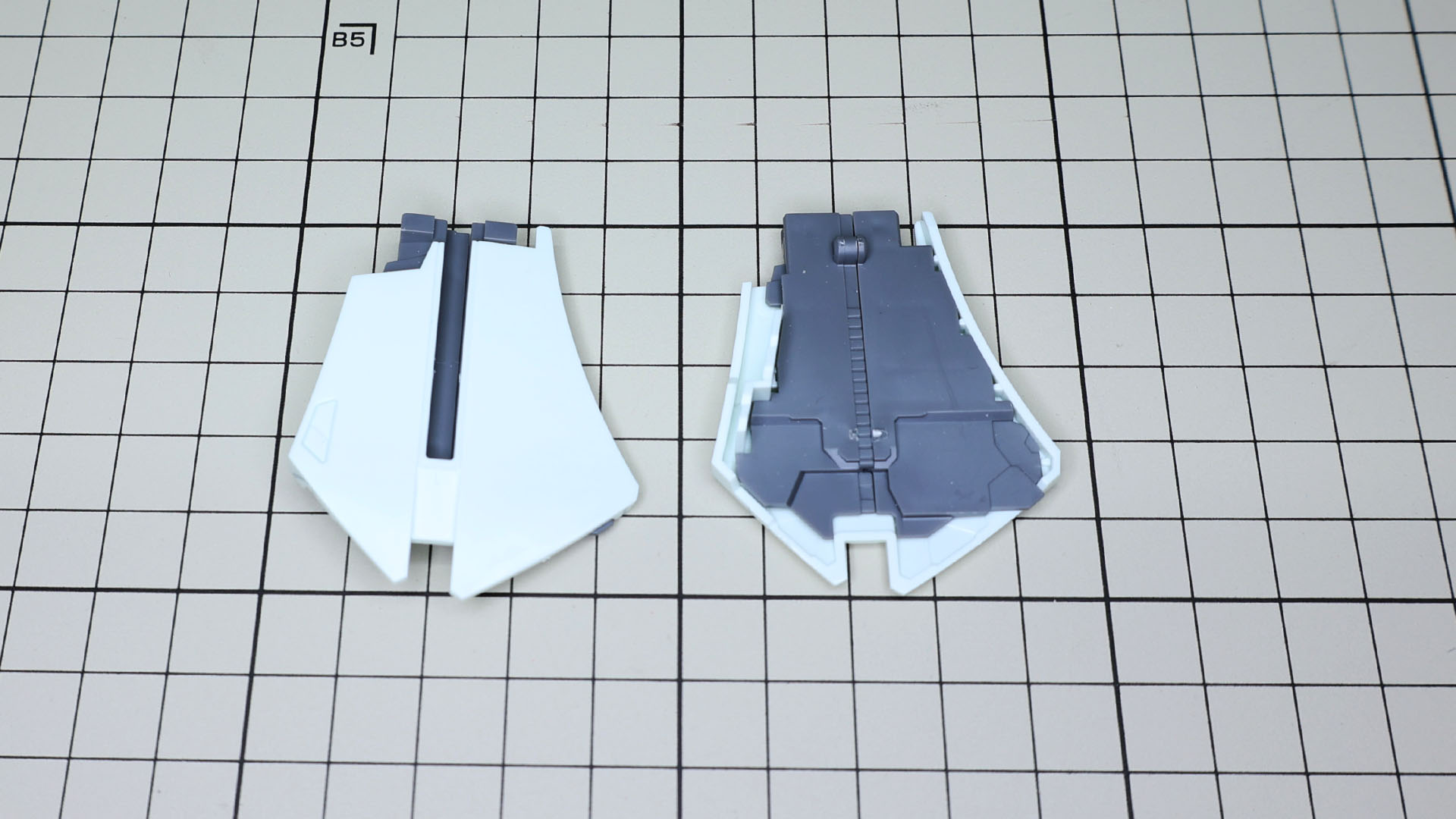 脛横のフラップ状のパーツは裏打ちであり接続部を持つメカフレームを組んで外装に組み付けます