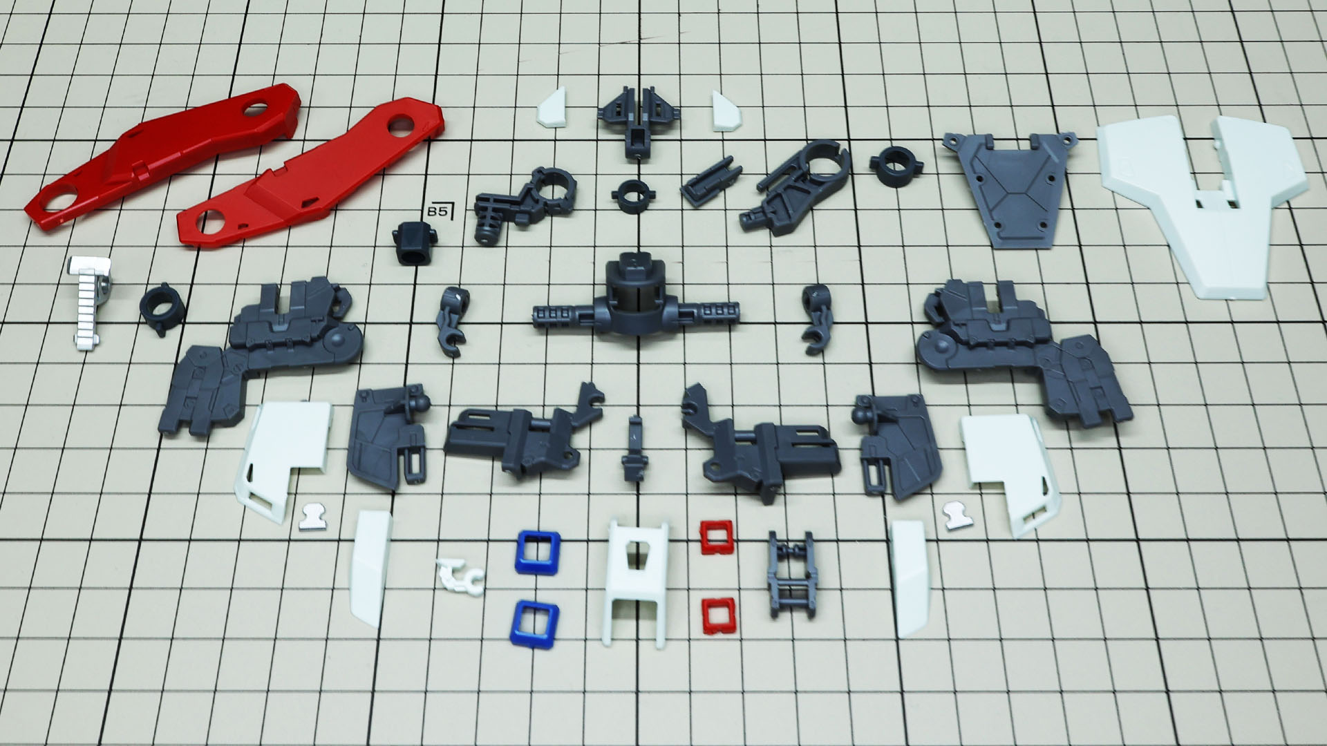 左上の赤いバックパックの支柱と、中央の太い股関節、白い強化型用の装甲が特徴的です