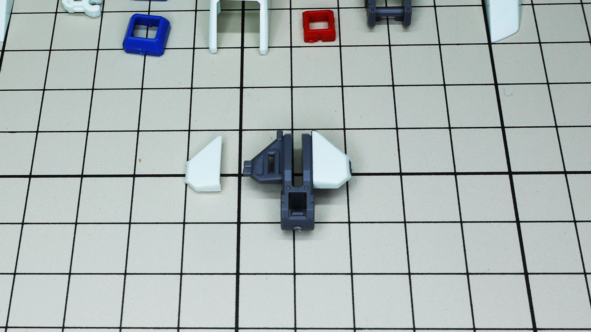 腰の背中側をカバーする装甲はアニメ設定よりは小さい印象です