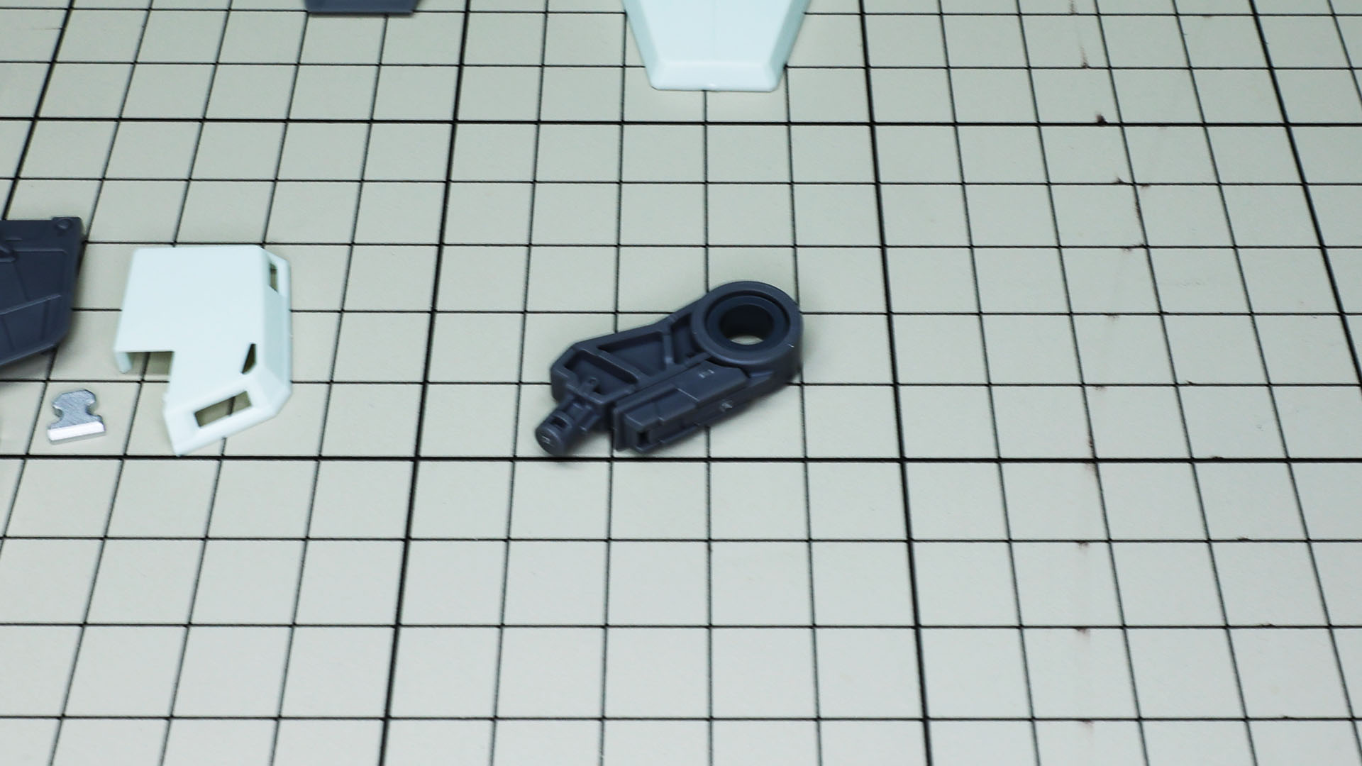 ジョイントを赤い支柱に組み込みます