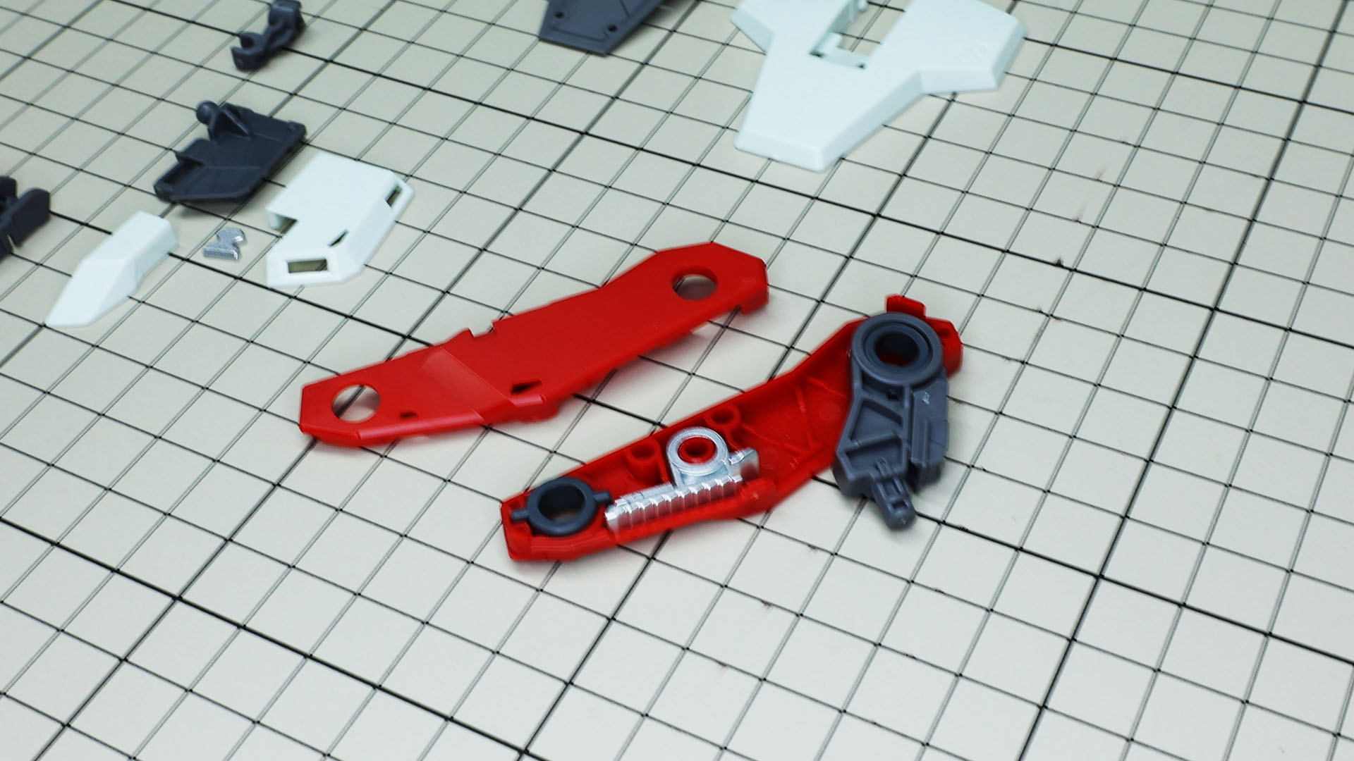 ジョイントを赤い支柱に組み込みます