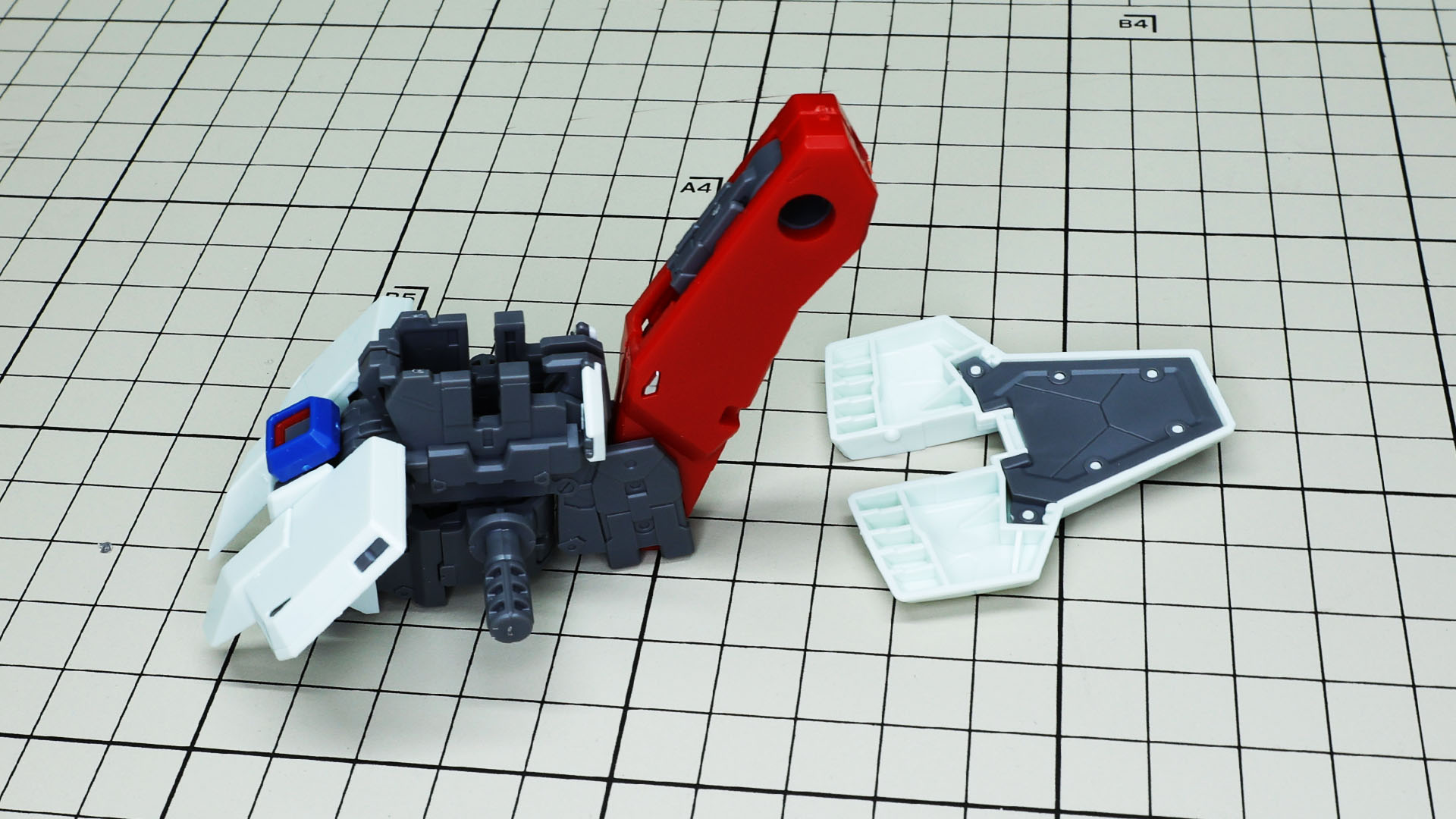 リアアーマーの裏打ちをとめるピンがホワイトなのでここはメカ色かメタリックで塗ると雰囲気よくなりそうです