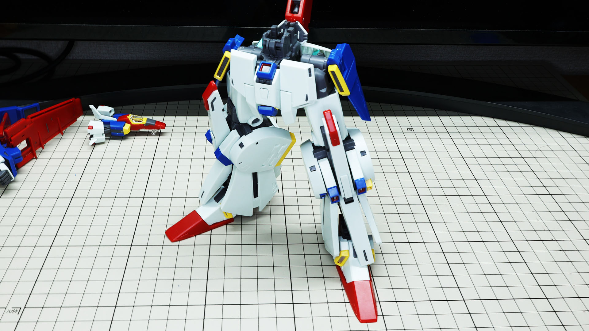 下半身（コアベース）完成！すごい密度感でZZガンダムって“重モビルスーツ”カテゴリーに属するんじゃないでしょうか