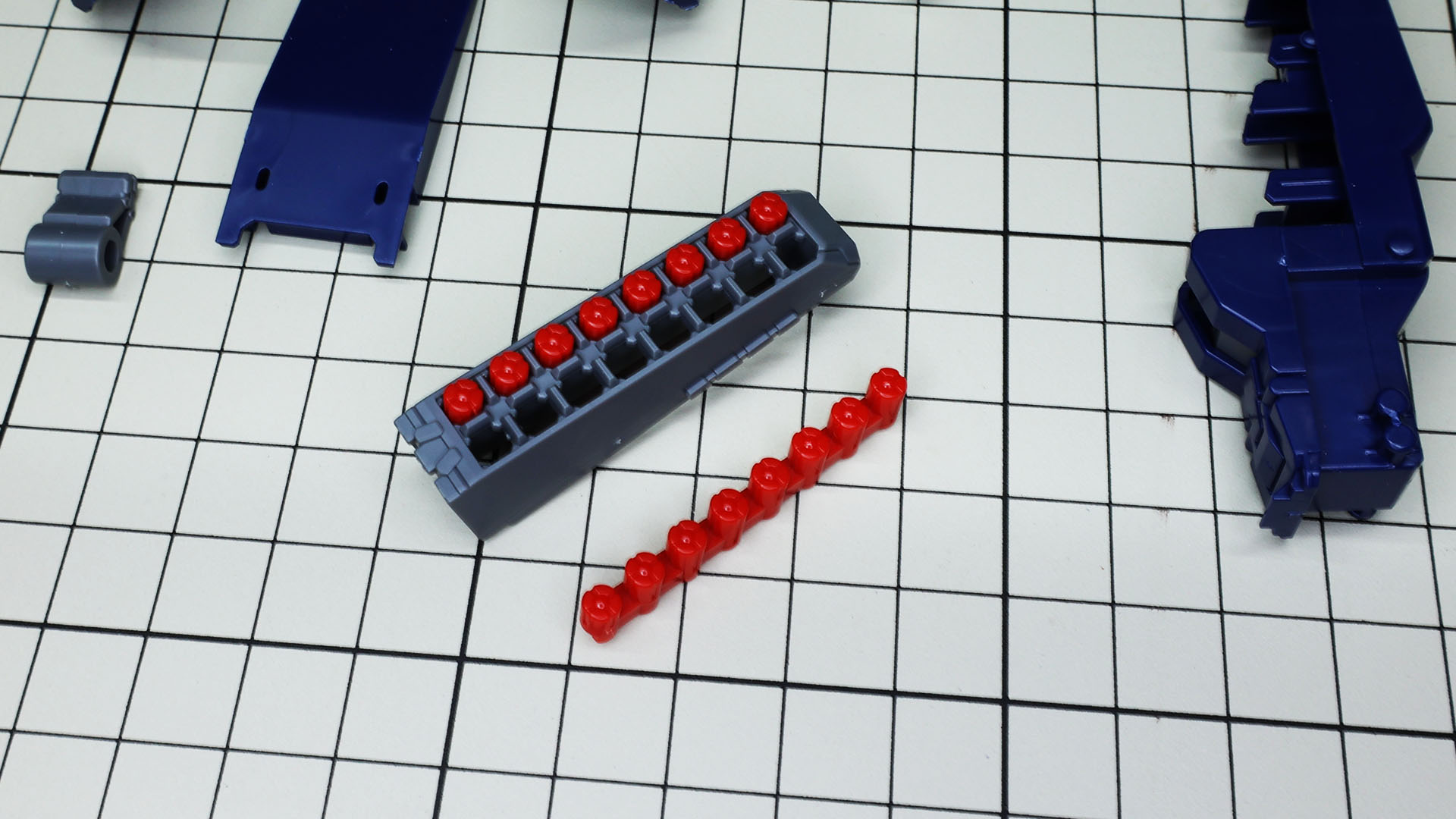 マイクロ・ミサイルが2列に並んでいてそれぞれが分割して見えるので情報量がすさまじいです