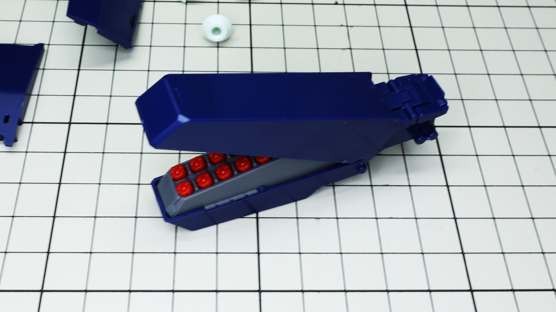 バックパック本体のメカフレームにミサイル・ポッドを組み込みます