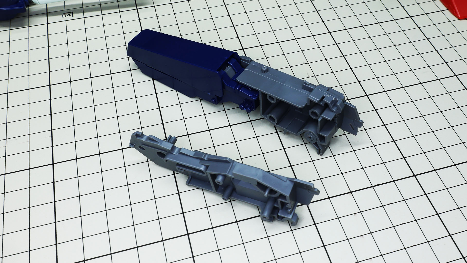 バックパック本体のメカフレームにミサイル・ポッドを組み込みます