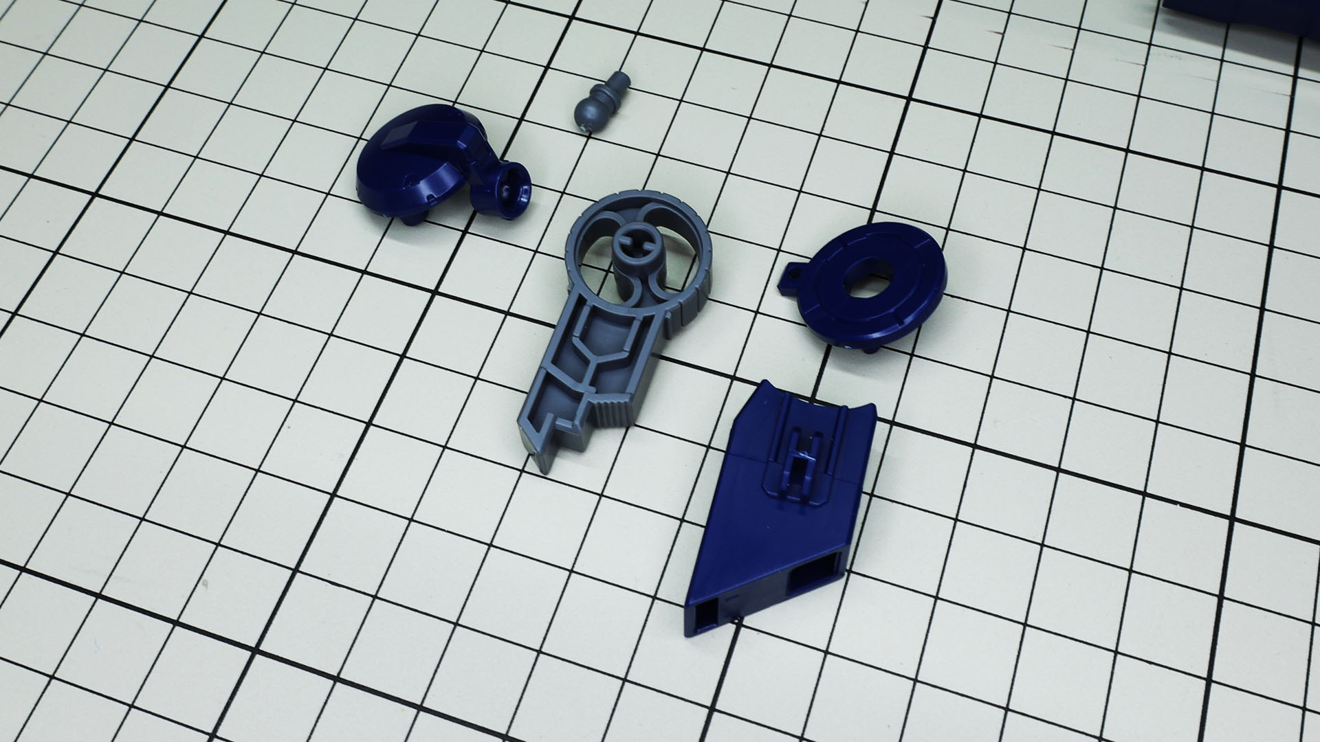 ビーム・サーベル基部は回転軸とボールジョイントで自由に動かせます