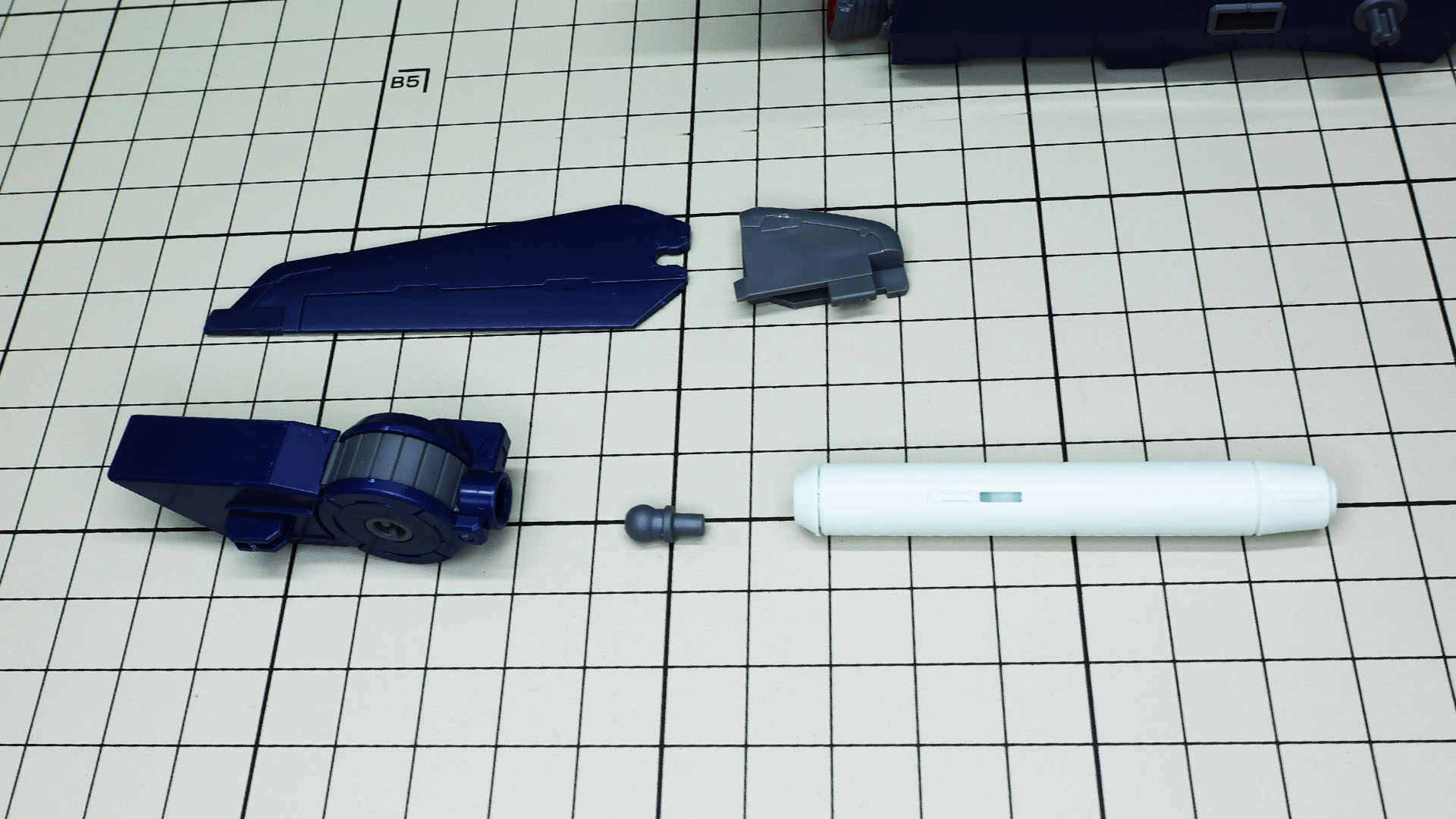 バックパック裏側はメカメカしいディテールになっています