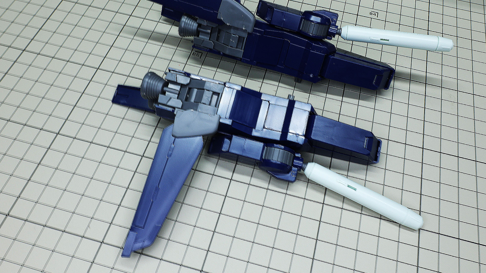 バックパック裏側はメカメカしいディテールになっています