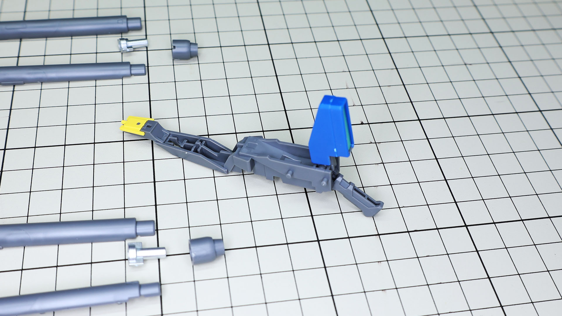 機首メカフレームにセンサーやトリガーを組付けていきます