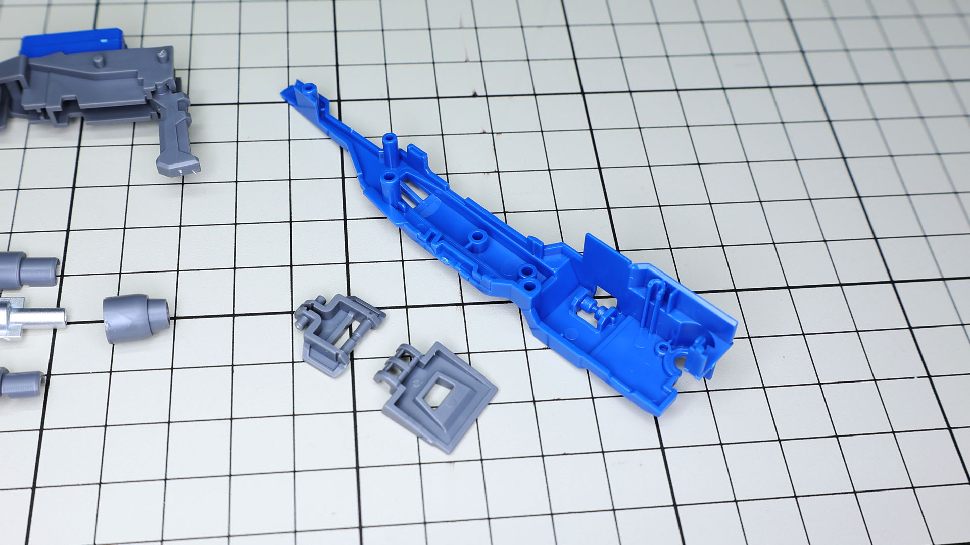 このフラップ状のものは機首状態のときにコアトップ内の頭部を収めるスペースのためのフタになるものです