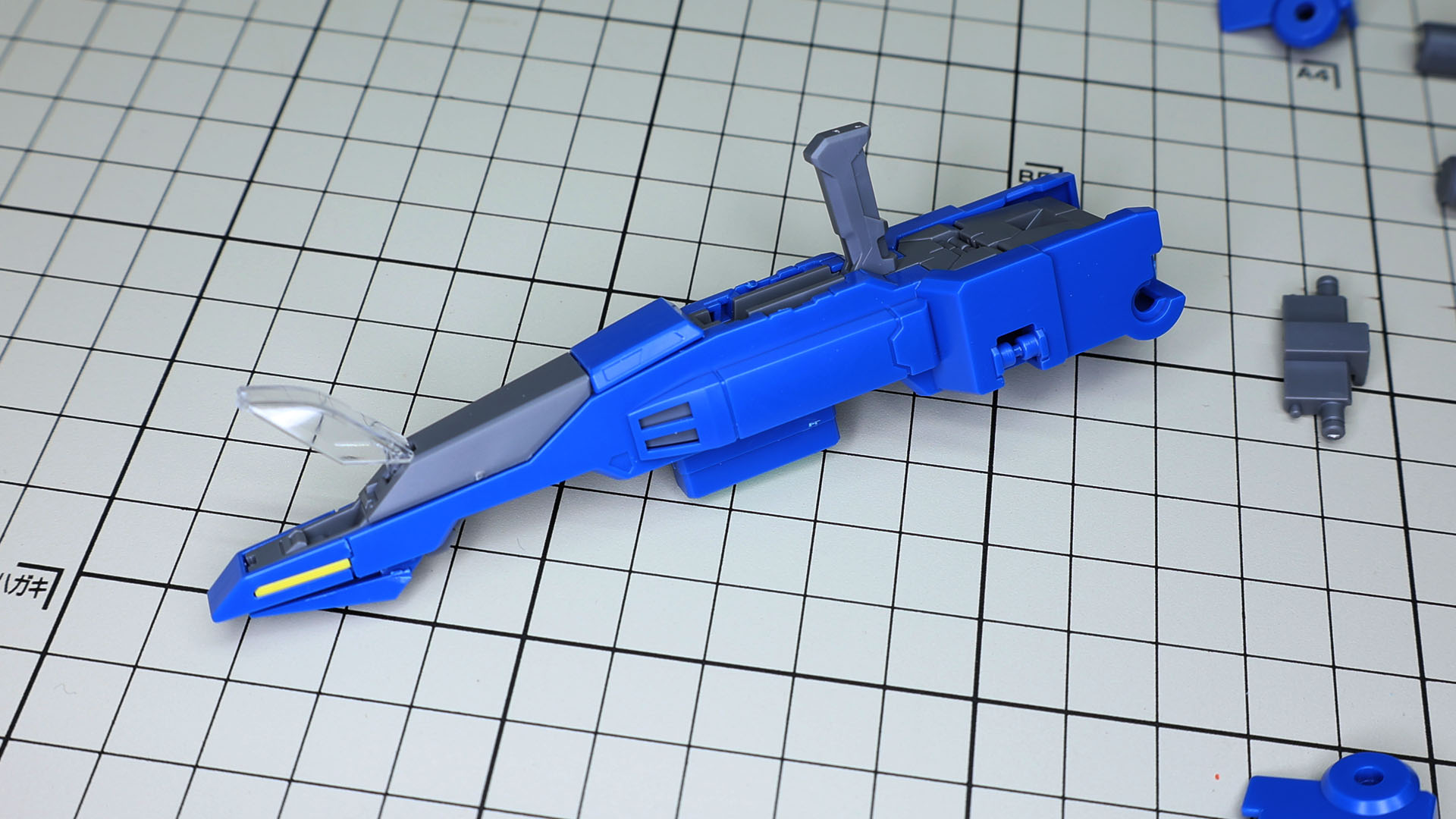 クリアーのキャノピーを取り付ければ航空機感が増します。コアファイターからパイロットを移設することもできます