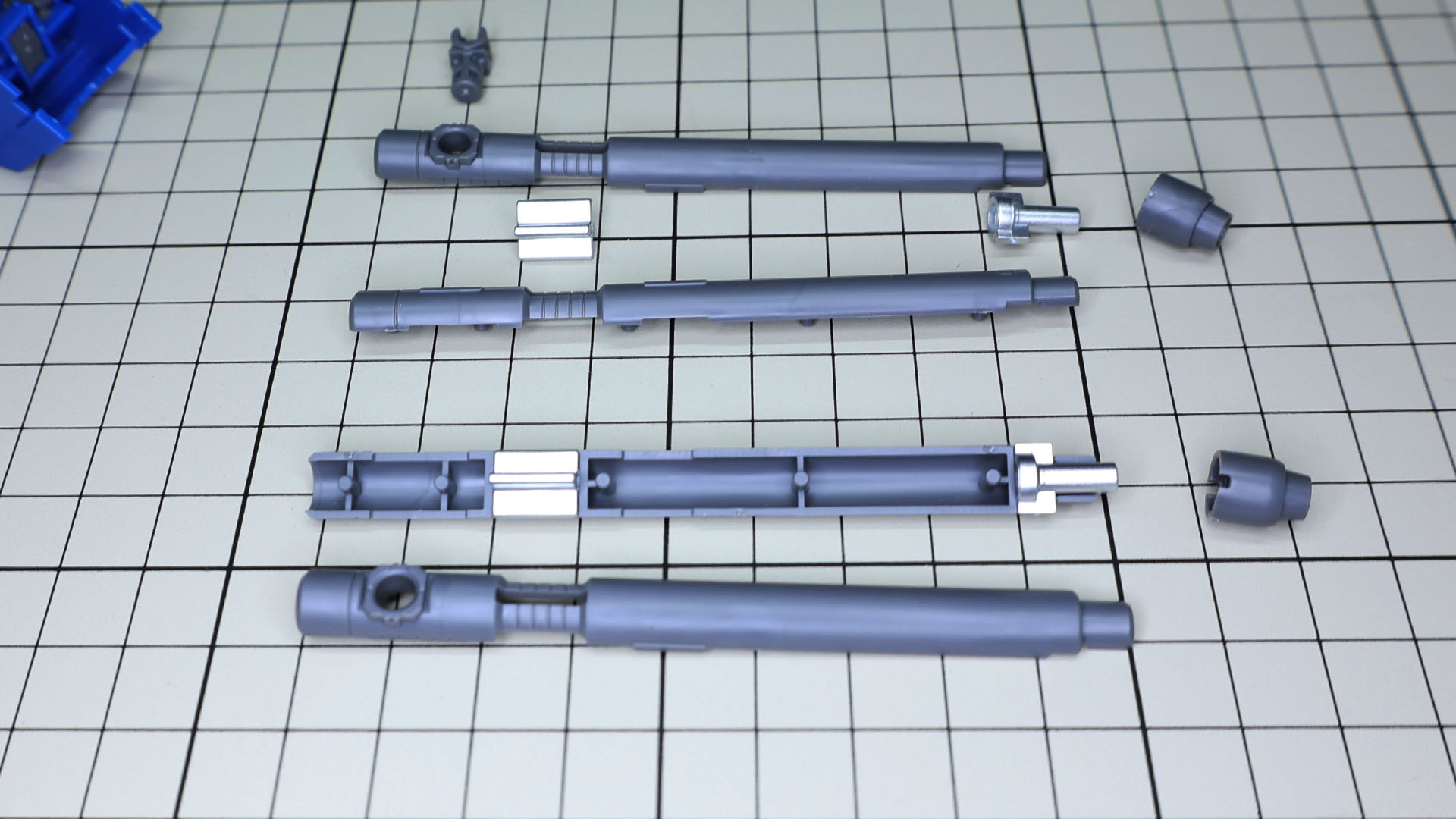 ダブル・ビームライフルを組み立てます。つや消しシルバーのアクセントが銃身と砲口に封入されます