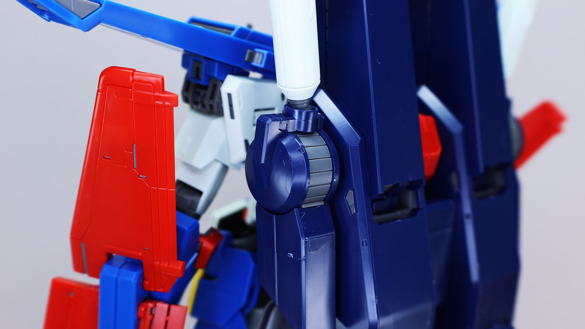 脚部は複雑な構成ながらバラつくこともなくポーズも付けられます