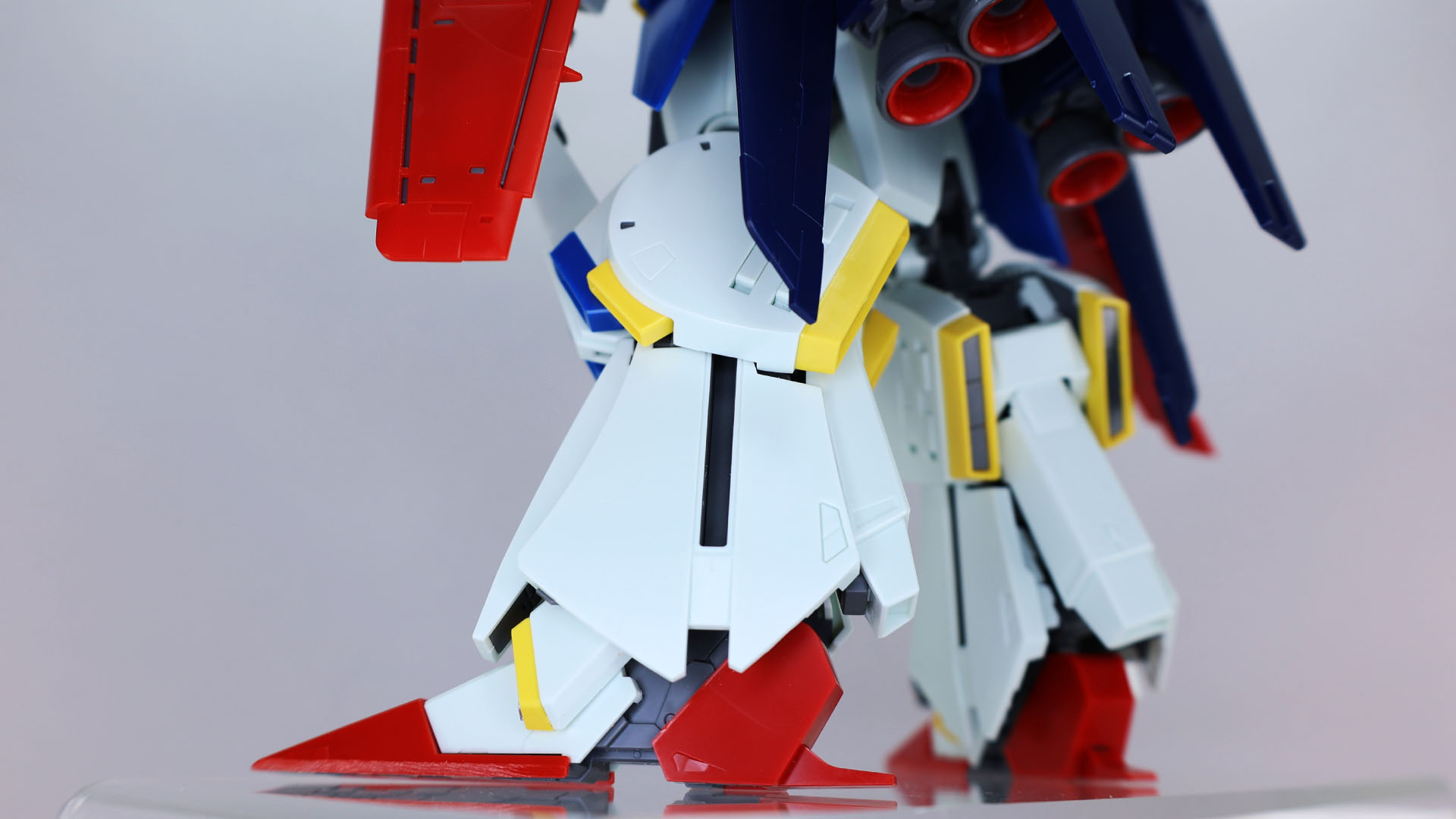 脚部は複雑な構成ながらバラつくこともなくポーズも付けられます