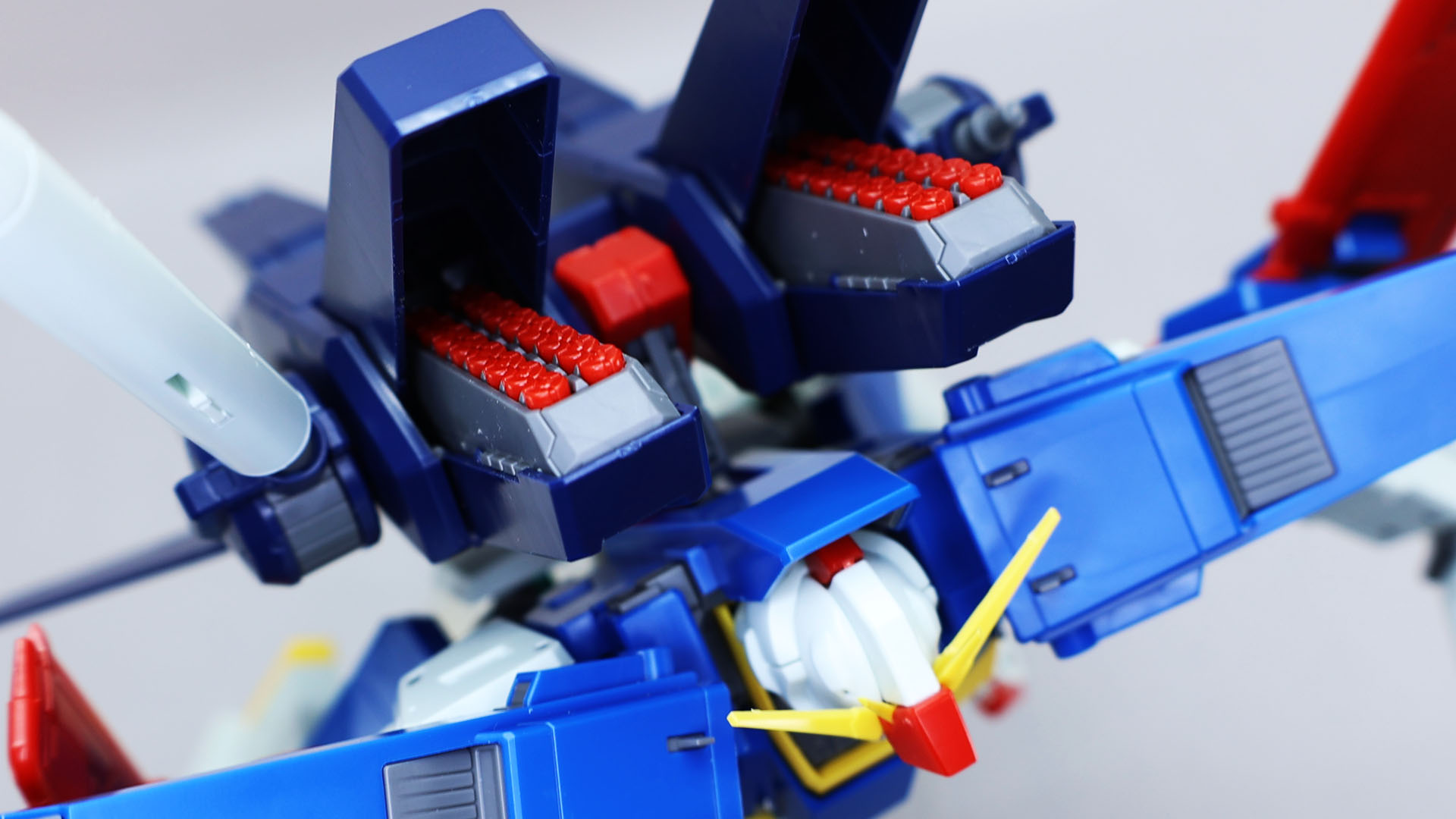 間一髪、分離させてしまったコアファイターで攻撃するしかなくなったジュドー