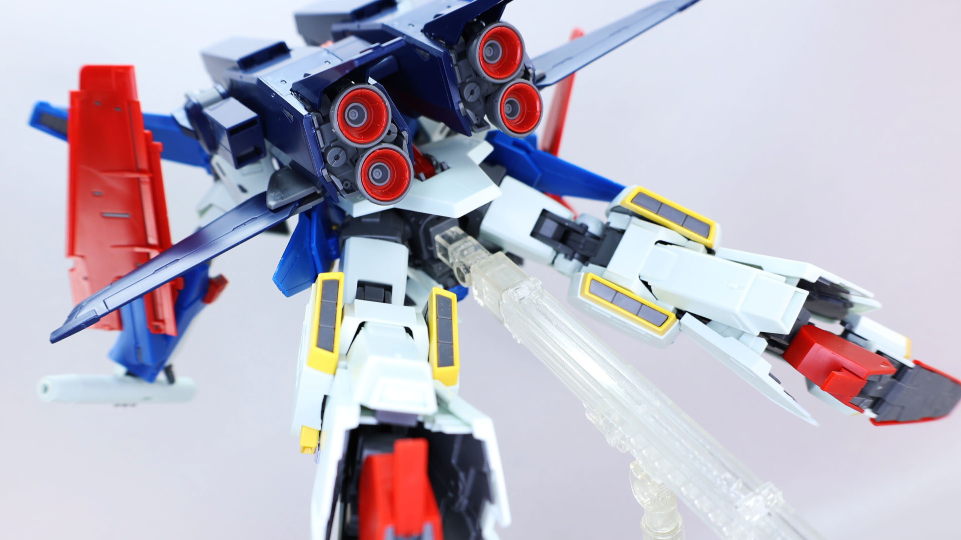 間一髪、分離させてしまったコアファイターで攻撃するしかなくなったジュドー