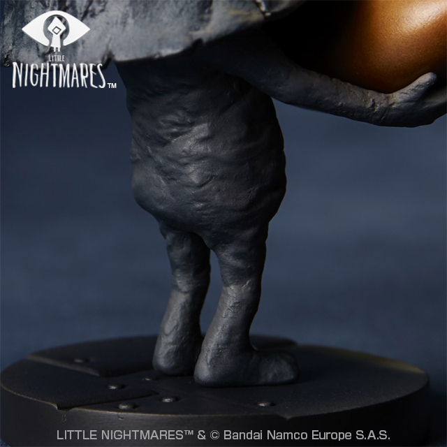 手のひらサイズのミニフィギュアでありながら、まるで小さな子供のような愛らしさを感じる体形、ミステリアスな雰囲気を醸し出す三角錐の頭部を精緻に造形