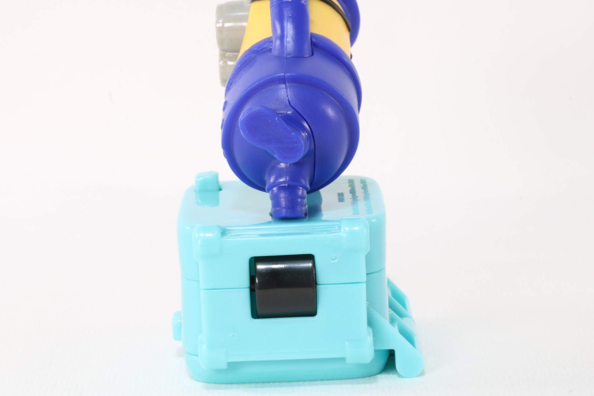 裏面の車輪でスムーズに動かすことができる