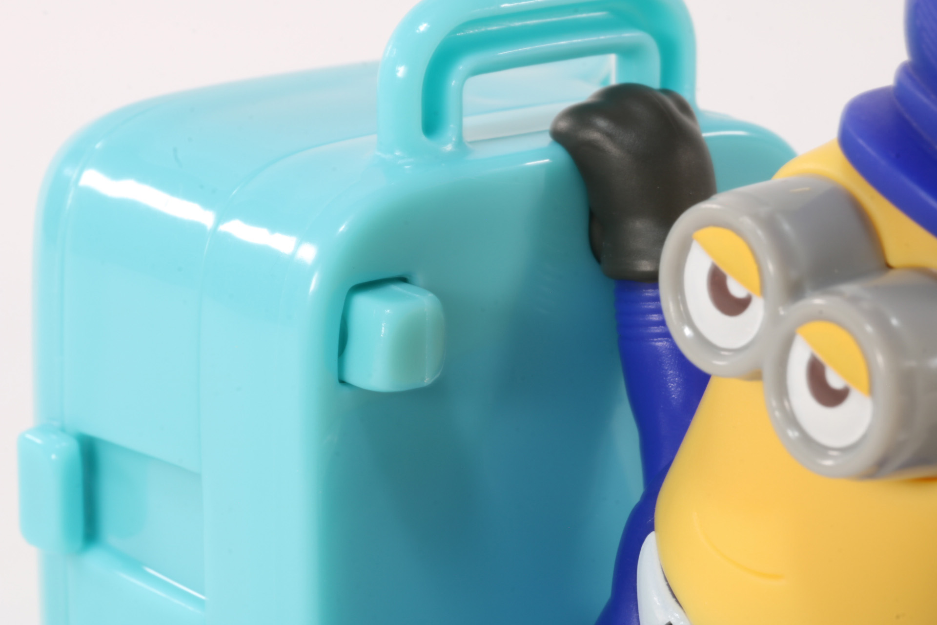 内側についているスイッチを押すことで、バッグが開く