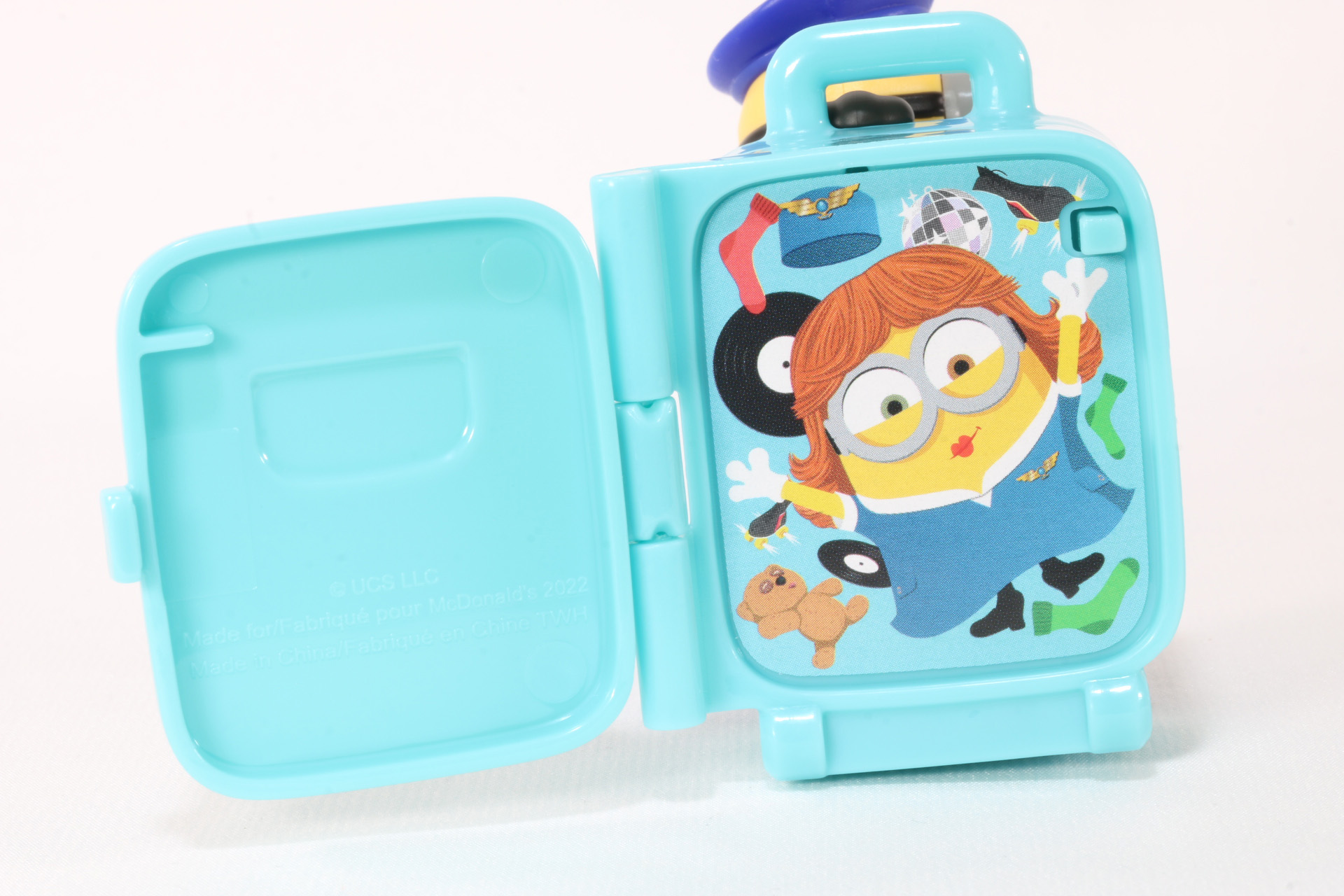 バッグの中から客室乗務員に扮したボブが登場