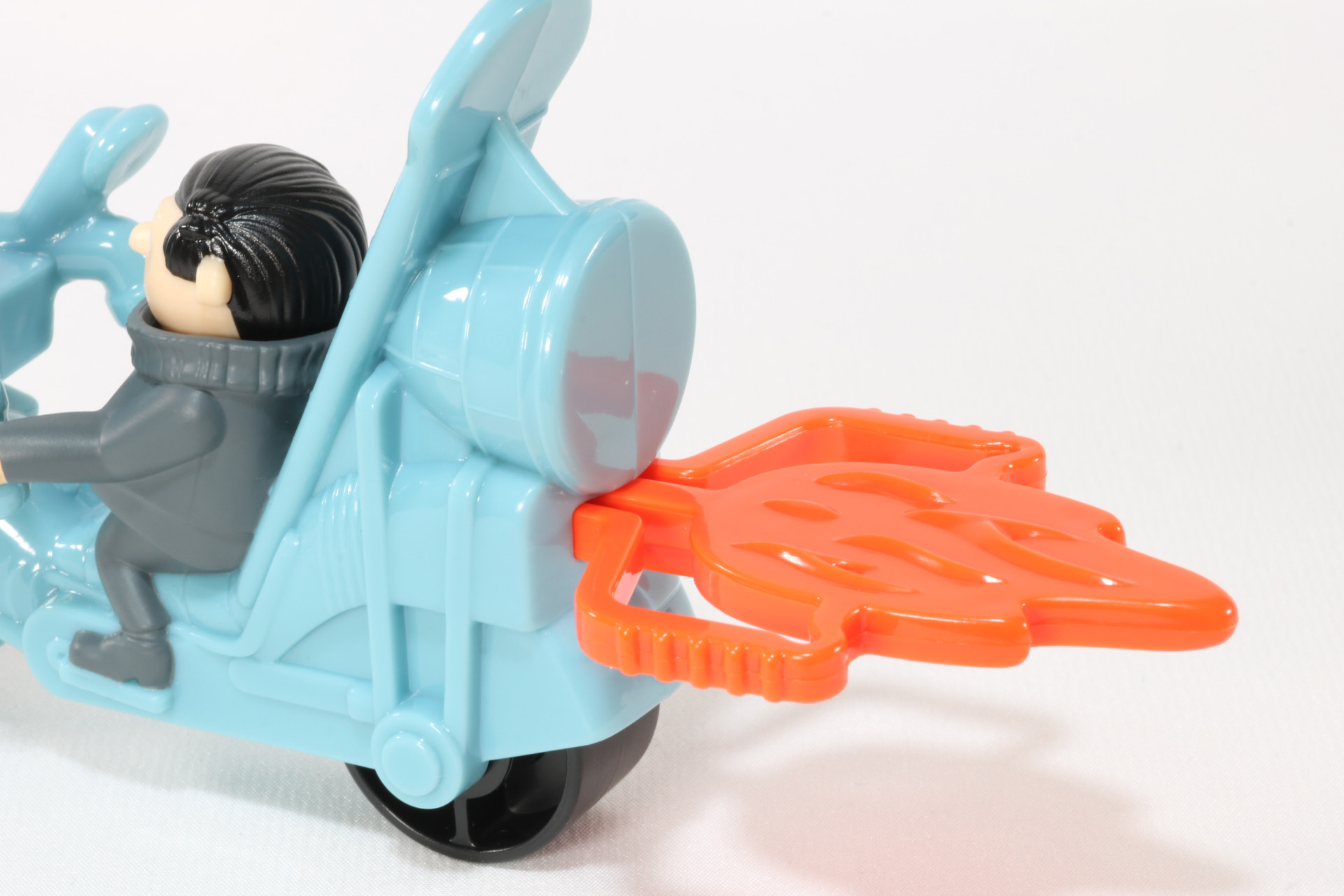 クリップをつまむことでバイクが前へ走り出す仕掛けとなっている