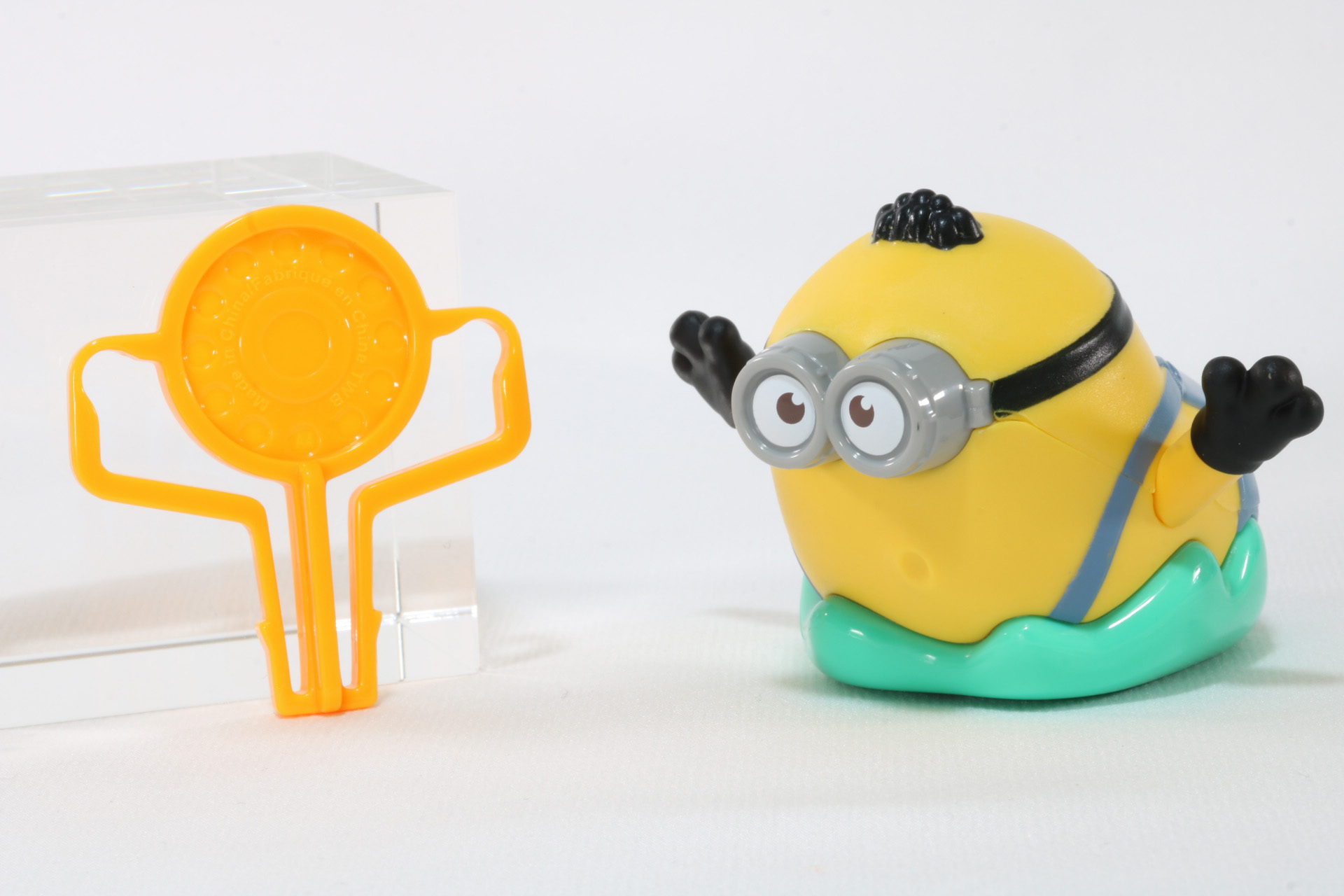 水しぶきの中をオットーがスライディングする様子が表現されている