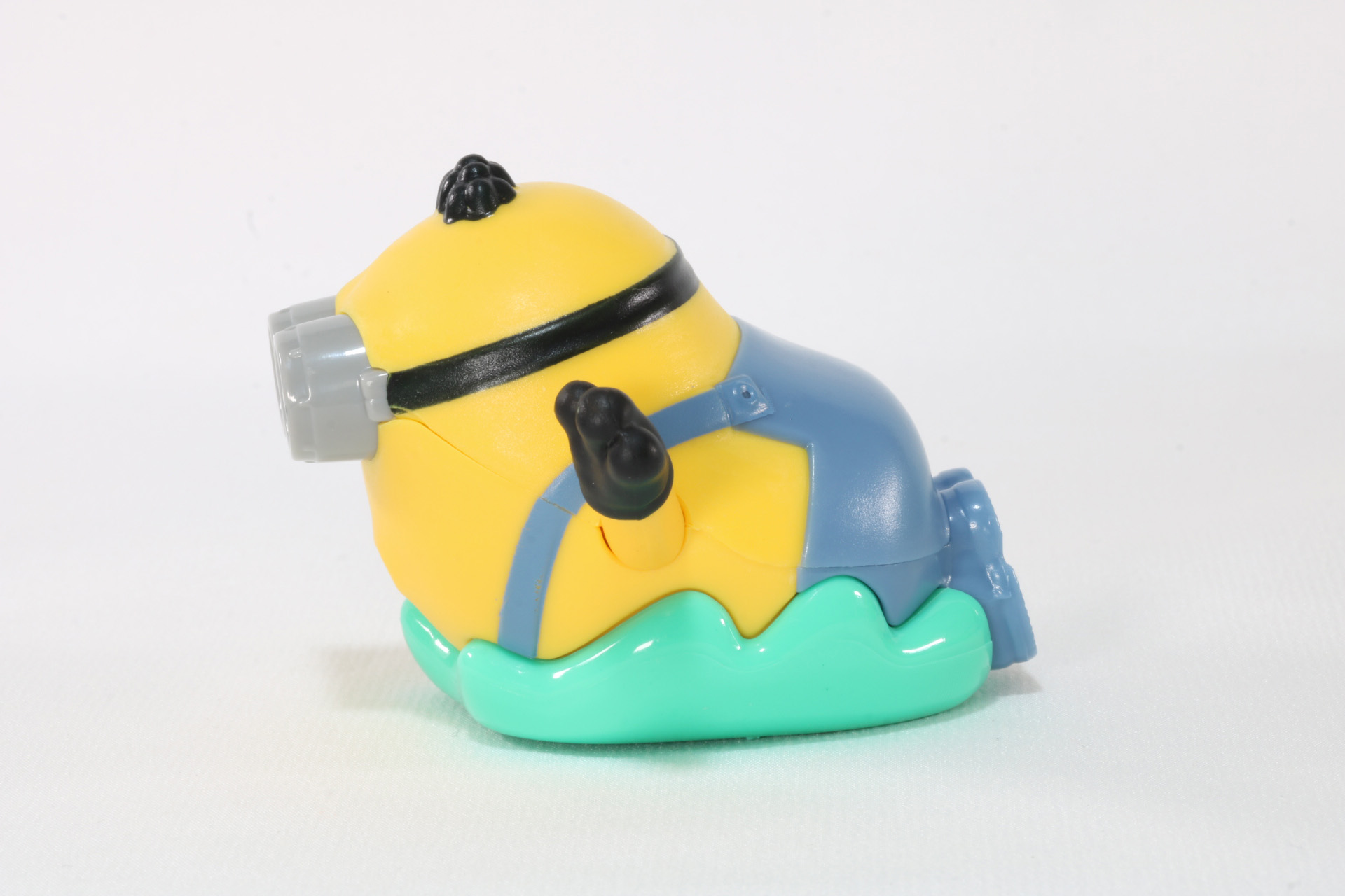 裏面の車輪でスムーズに動かすことができる