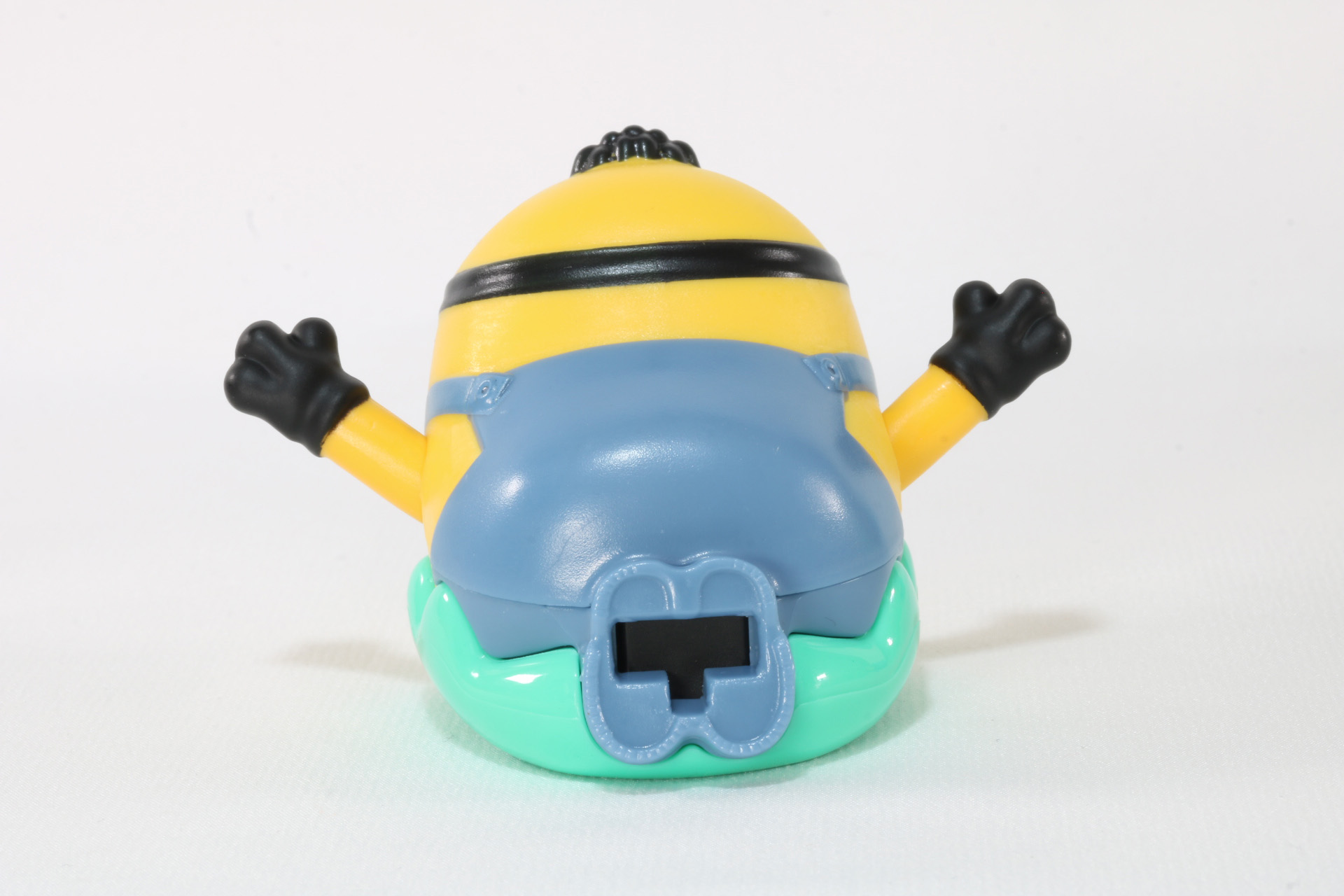 裏面の車輪でスムーズに動かすことができる