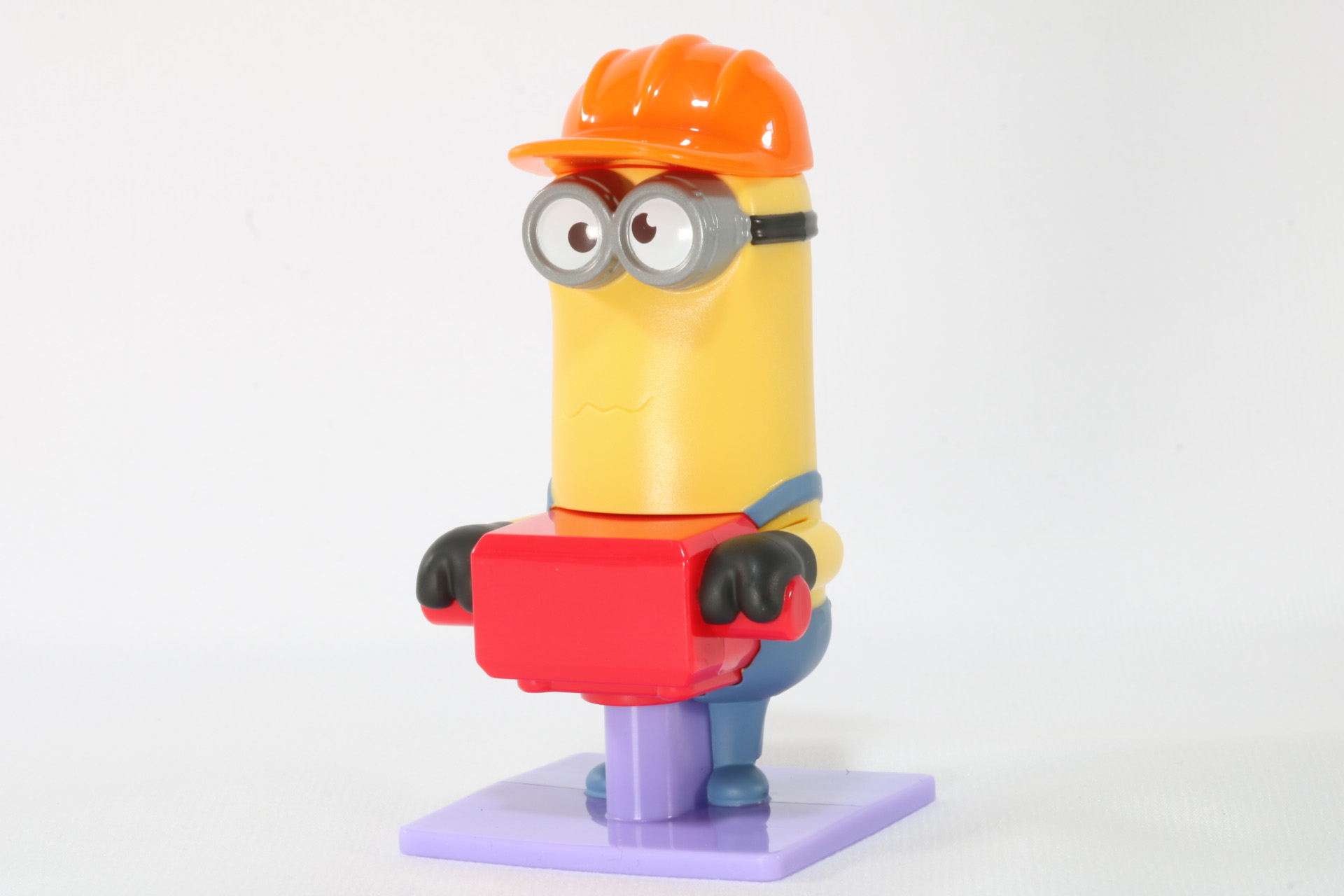 ハンマードリルを使う工事中のケビン