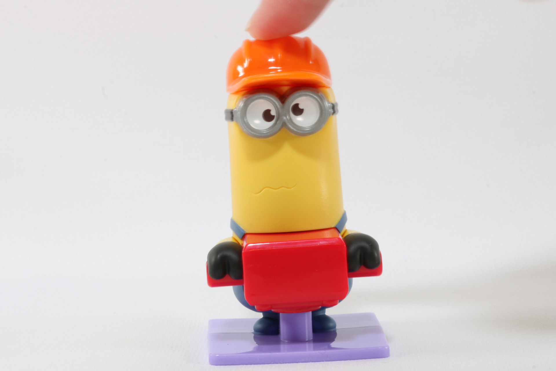 ケビンの帽子を押すとハンマードリルが動き、カチカチと音がなる仕組みとなっている