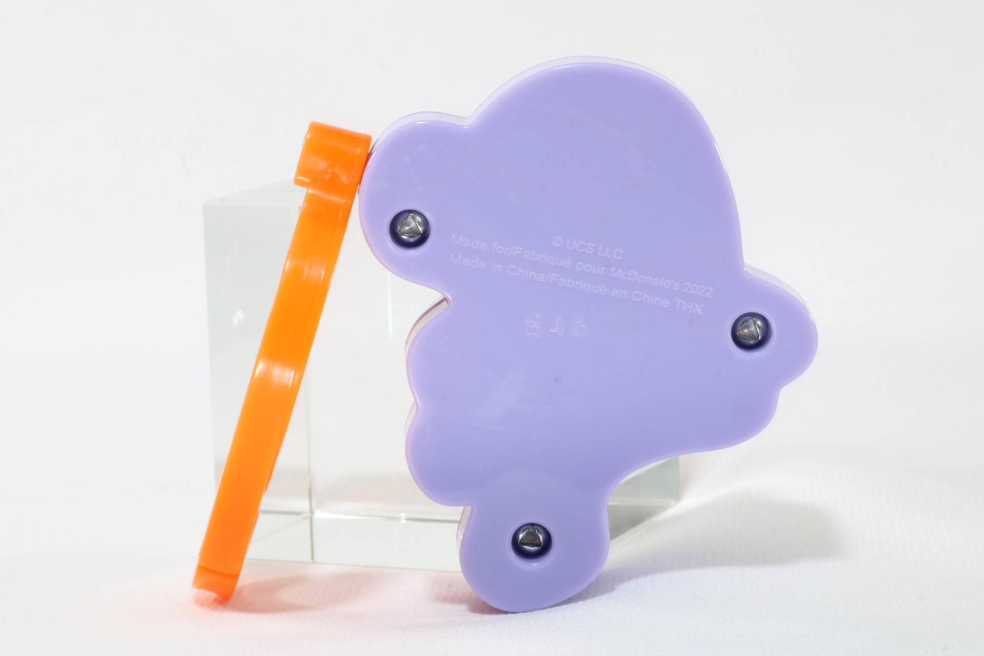 リングを引っ張るとヒモが伸び、放すと戻る仕掛けとなっている