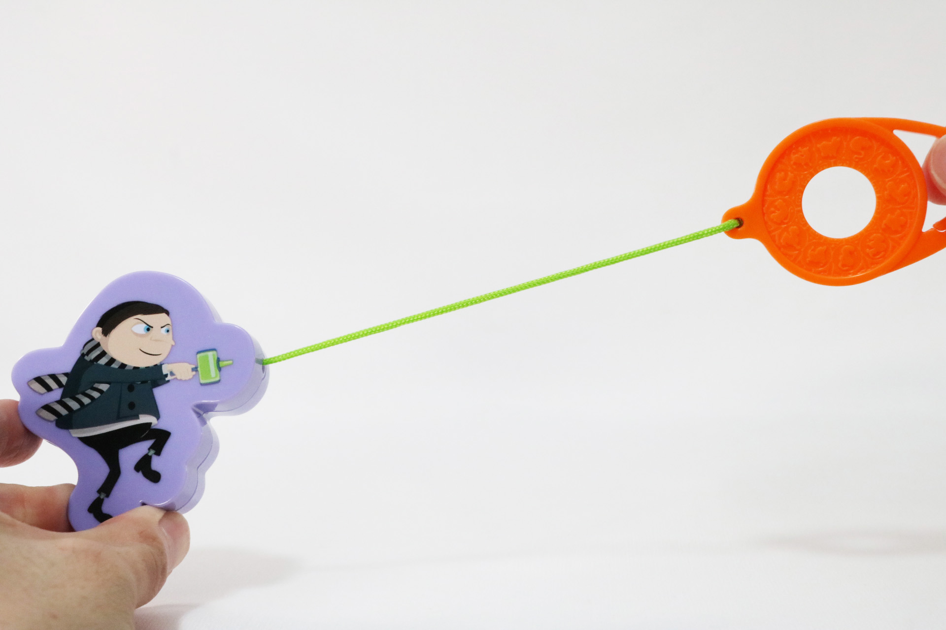 リングを引っ張るとヒモが伸び、放すと戻る仕掛けとなっている