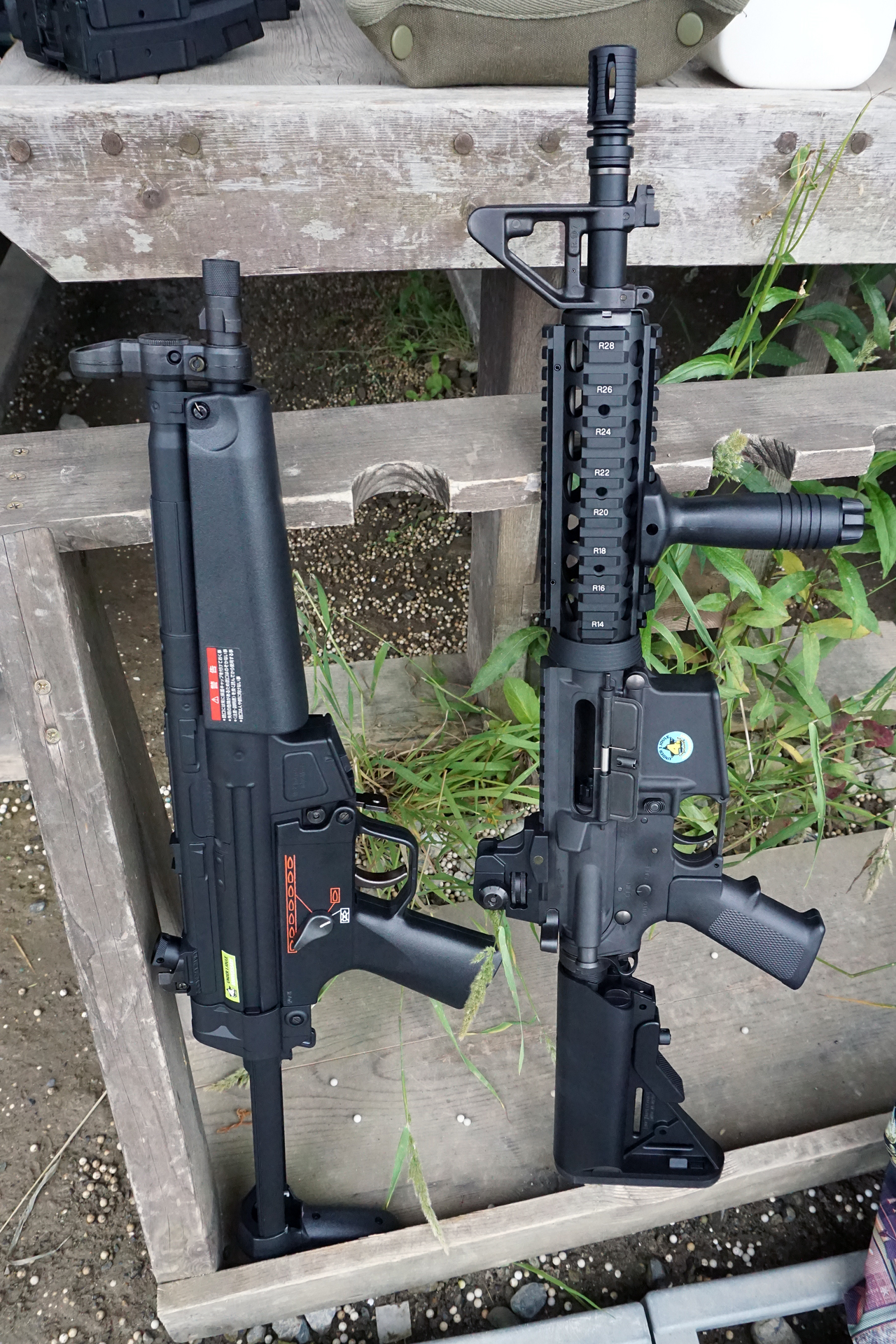 「電動ガンスタンダードタイプ H&K MP5A5 HG」（左）と「ガスブローバック マシンガン CQBR ブロック1」（右）
