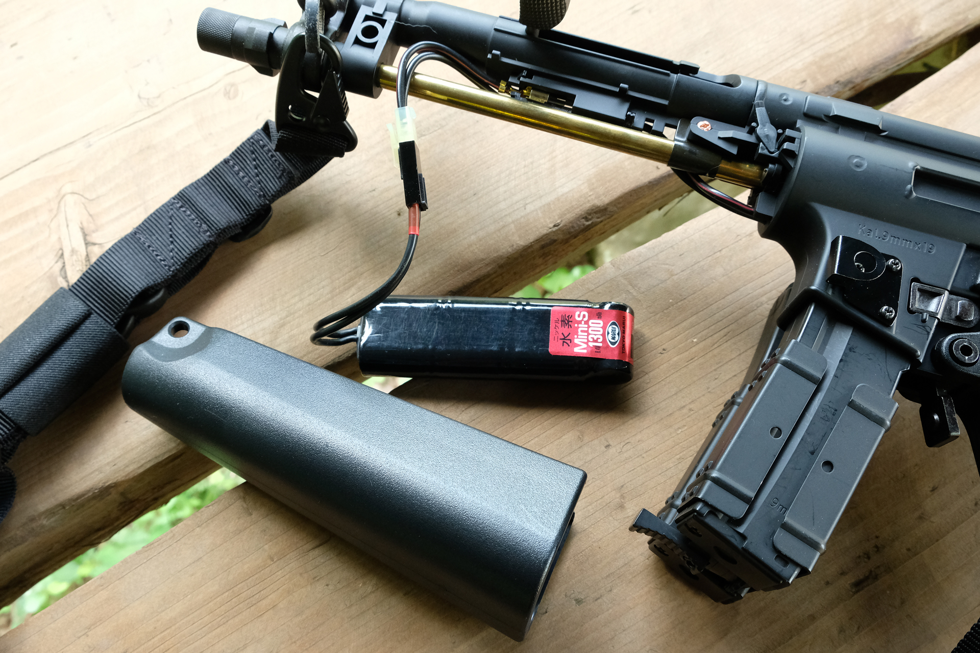 8.4Vニッケル水素1300mAhミニSバッテリーは台形のハンドガードに収納する。工具は不要で、説明書通りにやれば初心者でもすぐに行える