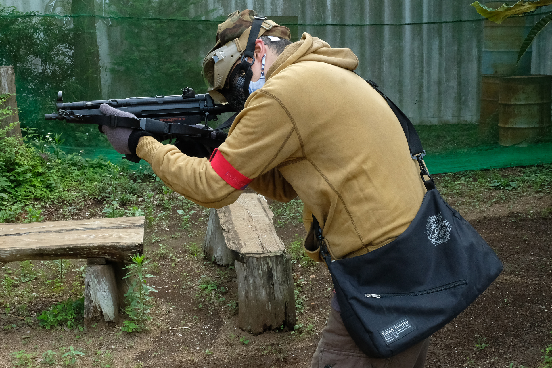 身体に隠れるぐらいにコンパクトでありながら、両手と肩でガッチリ保持しての射撃も可能