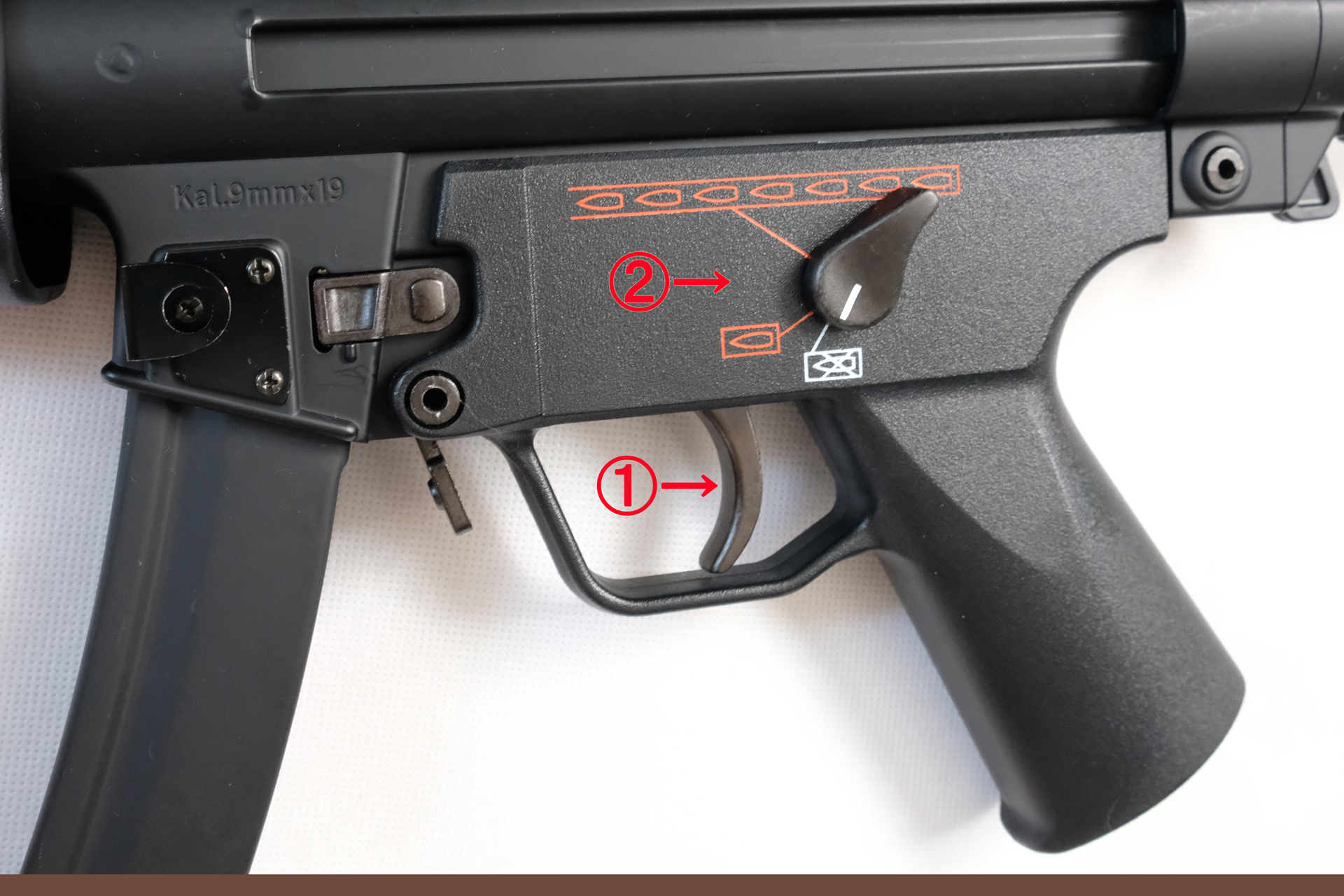 1でトリガーが細身な点、2で3点バースト射撃の刻印が省かれている部分に注目。「SEALs」仕様を再現している