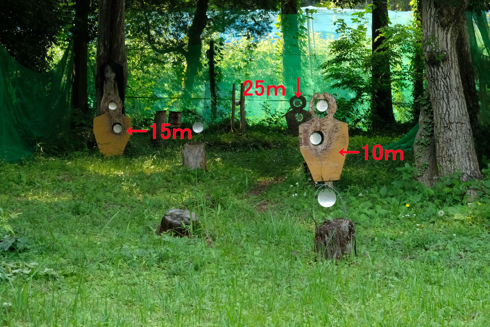 ホワイトベースのシューティングレンジ。10m、15m、25mと等身大のターゲットが設置されている。サバイバルゲーム用の調整を行うのに最適だ