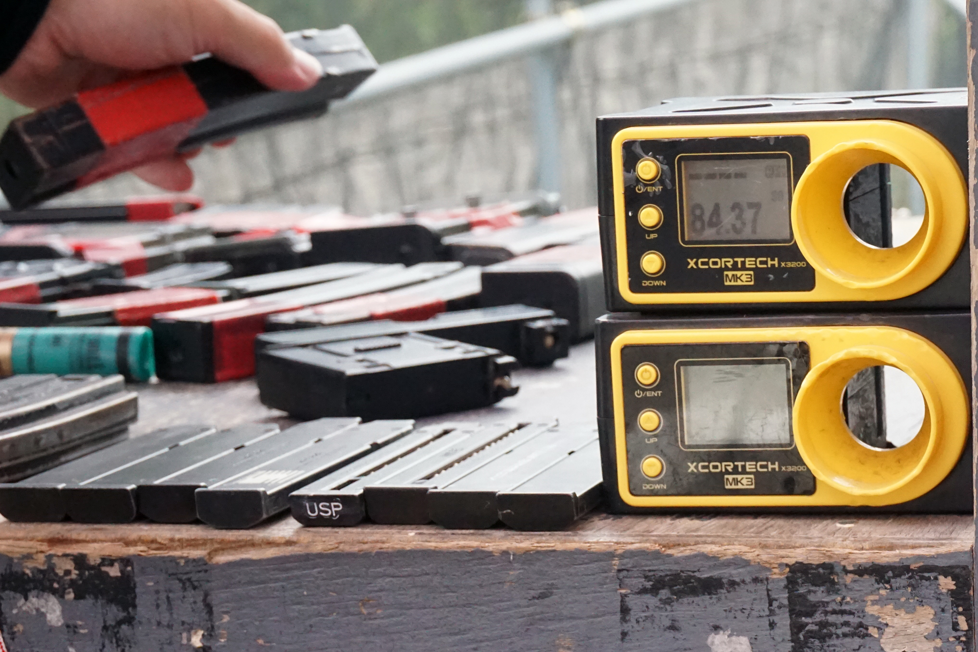 今回使用した電動ガンスタンダードタイプ「H&K MP5A5 HG」の0.2gのBB弾での初速は84．37m/sなので、0.71ジュールになる。サバイバルゲームには充分なパワーだ