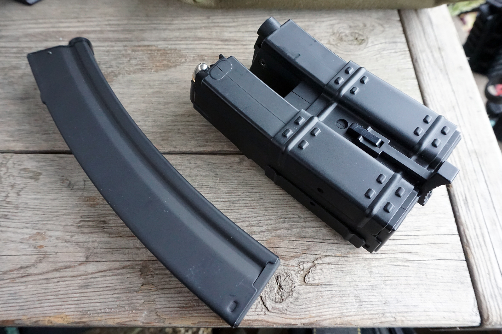 標準の50連マガジン（左）との比較。銃の下が短くなるのでさらにコンパクトになり、伏せたりしやすくなる。