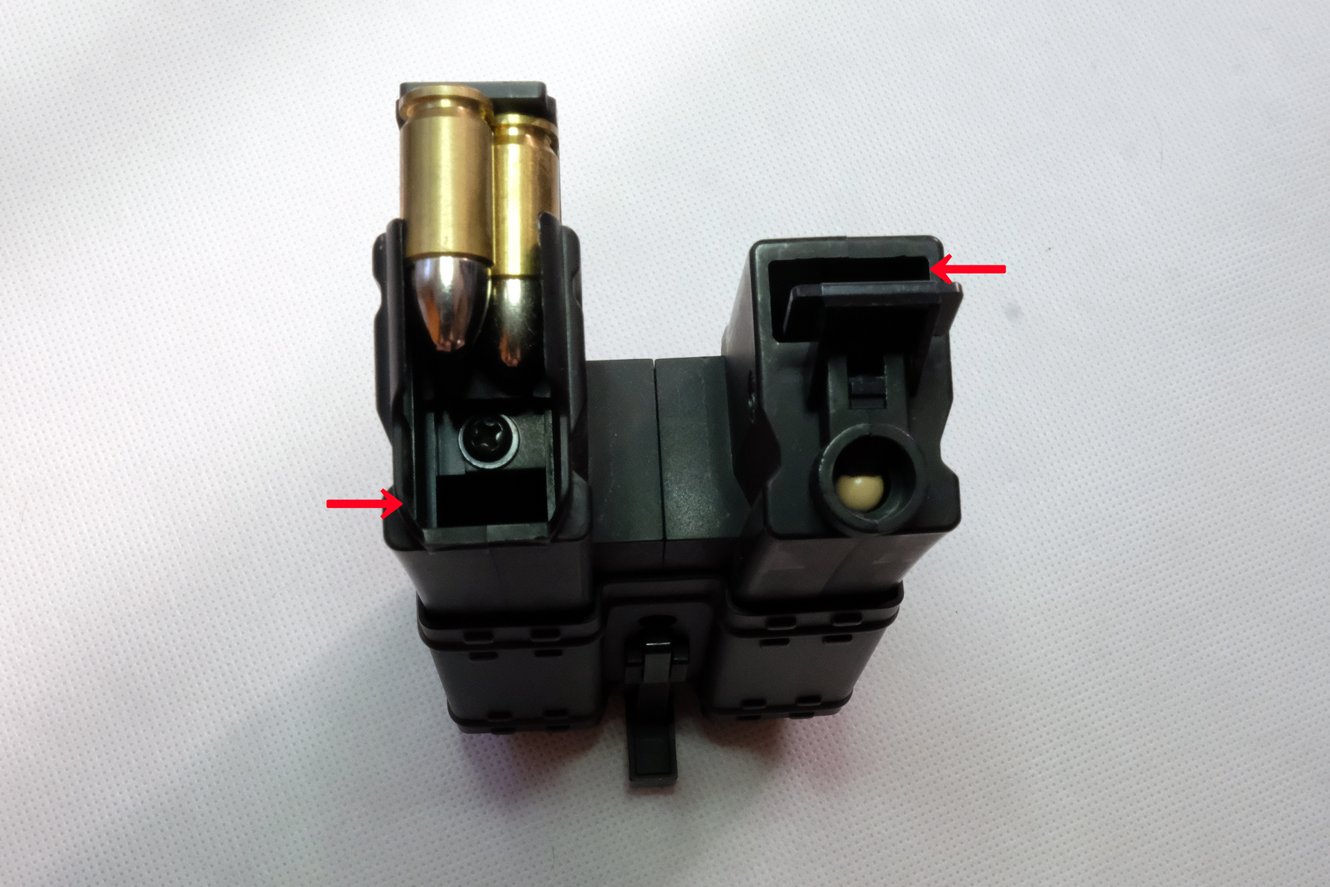 ローダーと呼ばれる筒で糾弾する標準の物と違い、蓋を開けてBB弾を注いで給弾する入り口が2カ所ある。実弾を模した蓋の形状から、実用性一辺倒ではない東京マルイらしいリアルさへのコダワリが伝わってくる