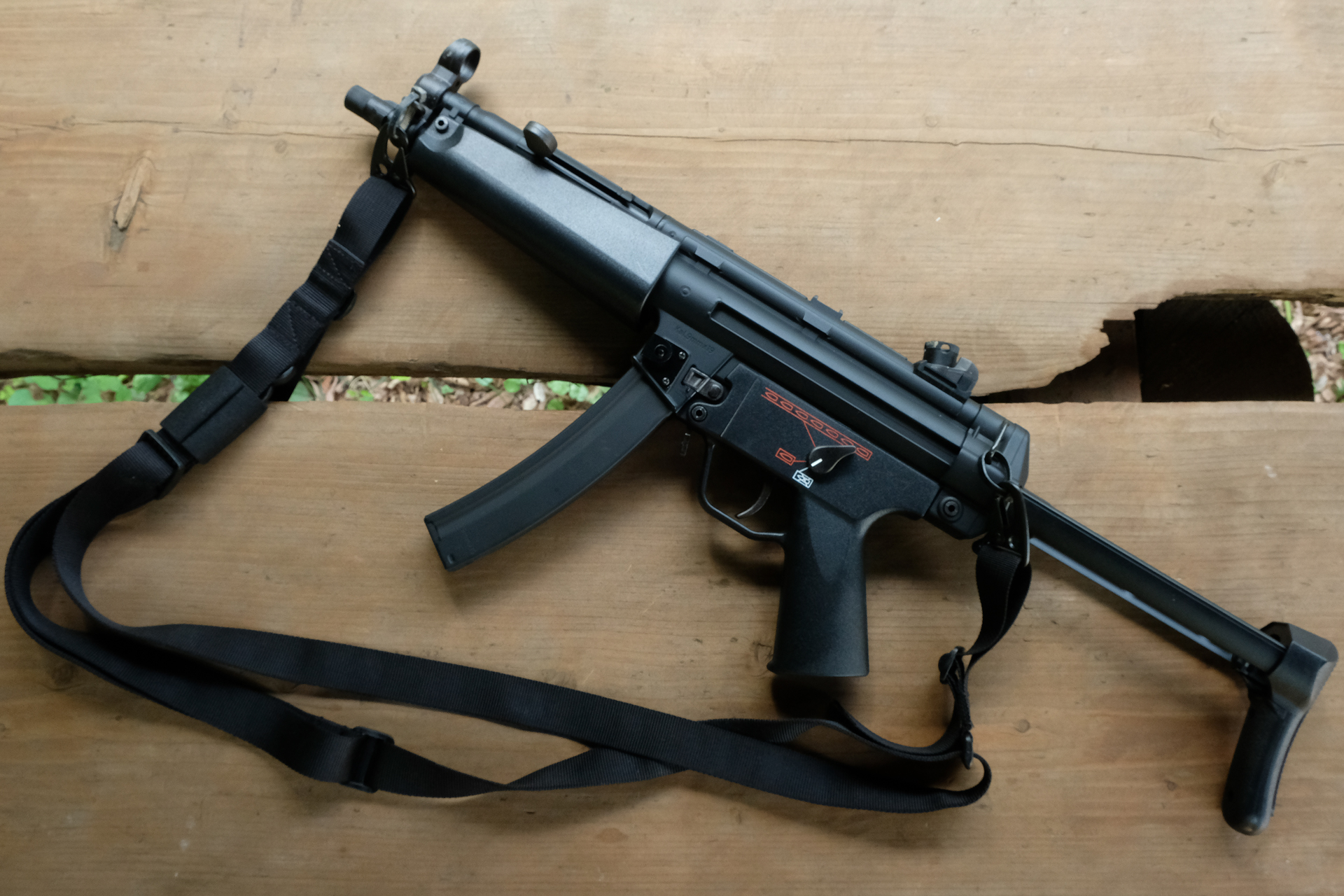 「電動ガンスタンダードタイプ H&K MP5A5 HG」。写真は「タクティカルスリングセット」が装着された状態だ