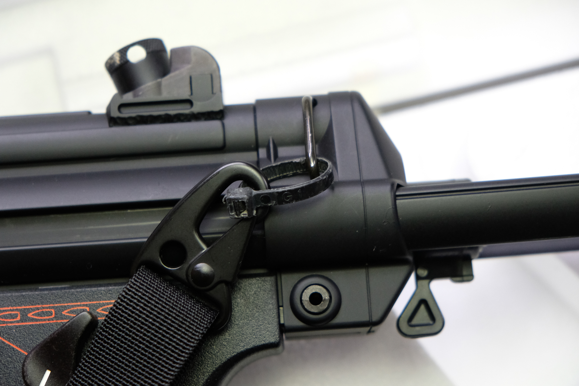 配線用のナイロンストラップを使うと金具の擦れる音が軽減される。自分で色々工夫してみるのも楽しい